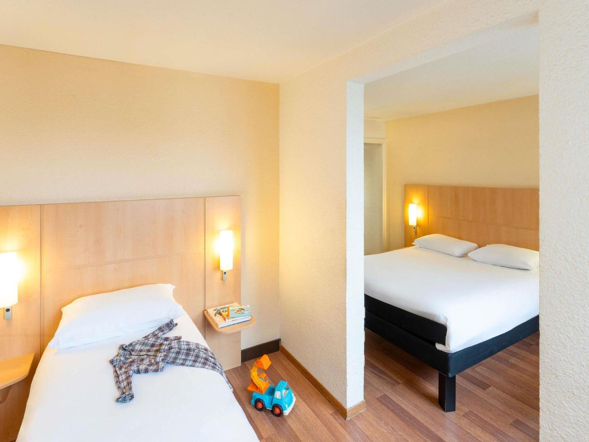 Standard Room with One Double Bed and One Single Bed,1704957962:JPEG