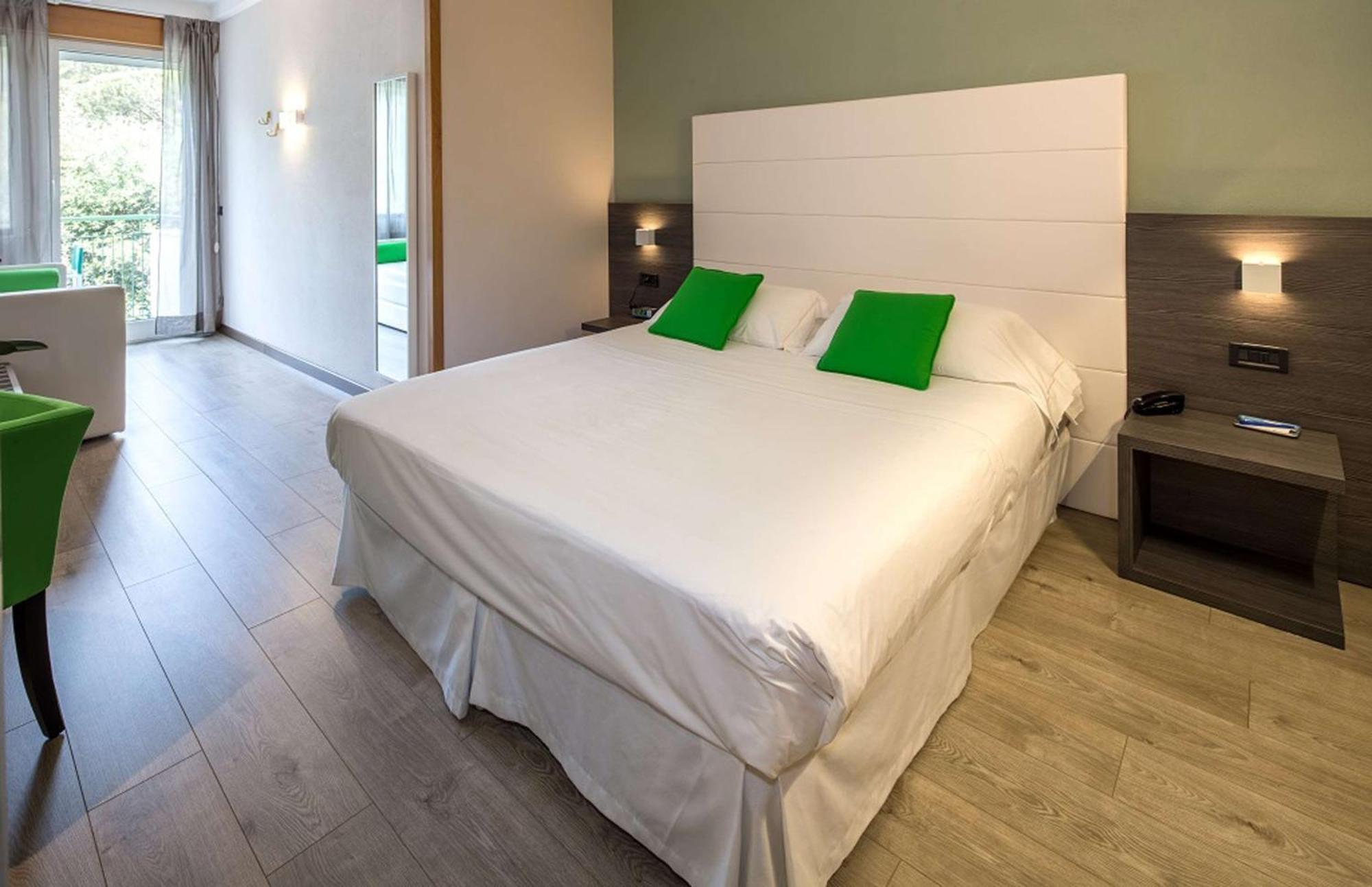 Chambre Lit Queen-Size avec Balcon - Vue sur Jardin