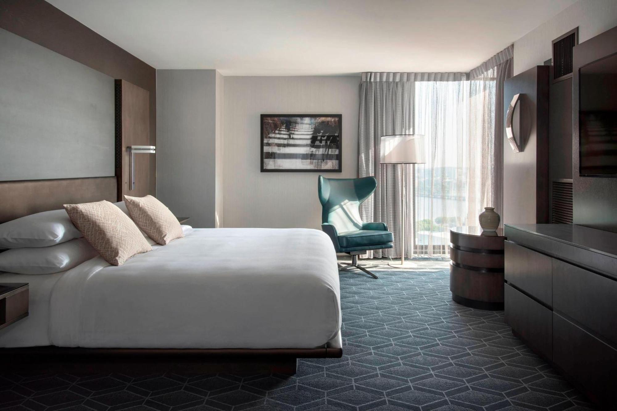Executive Suite, Suite, 1 King, Suite Parlor view,1706496774:JPEG