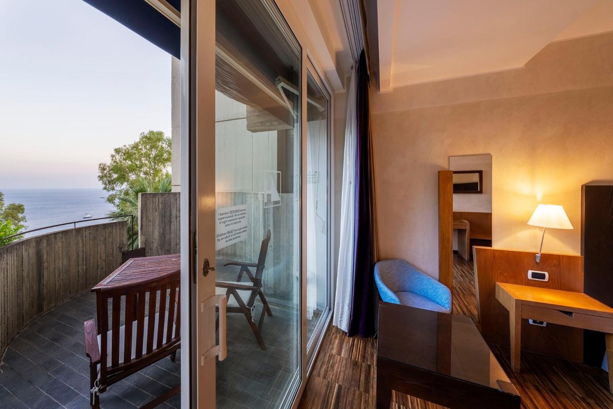 Chambre Double ou Lits Jumeaux - Vue Latérale sur Mer