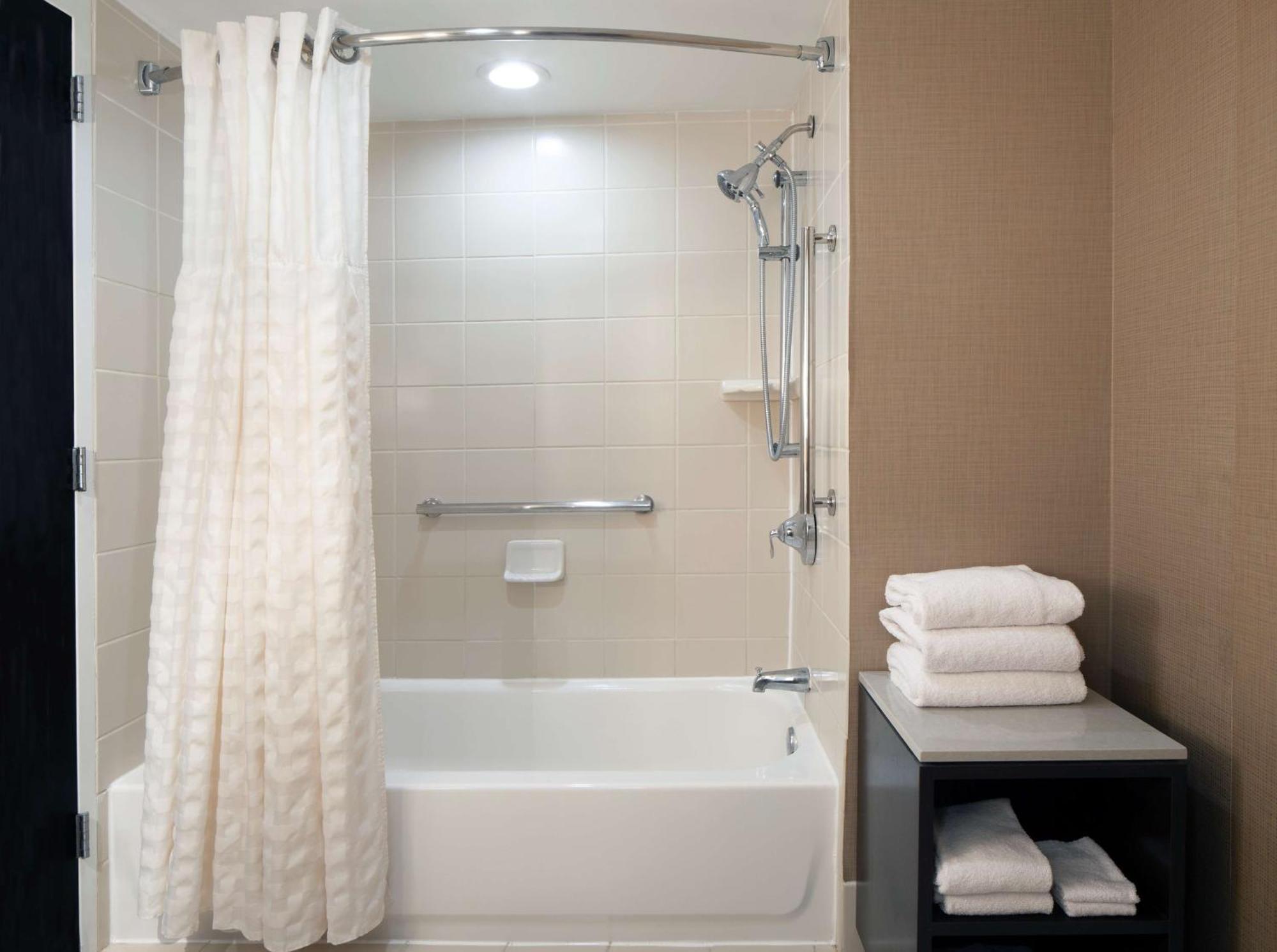 King Suite with Bath Tub - Mobility Accessible,1551998311:JPEG