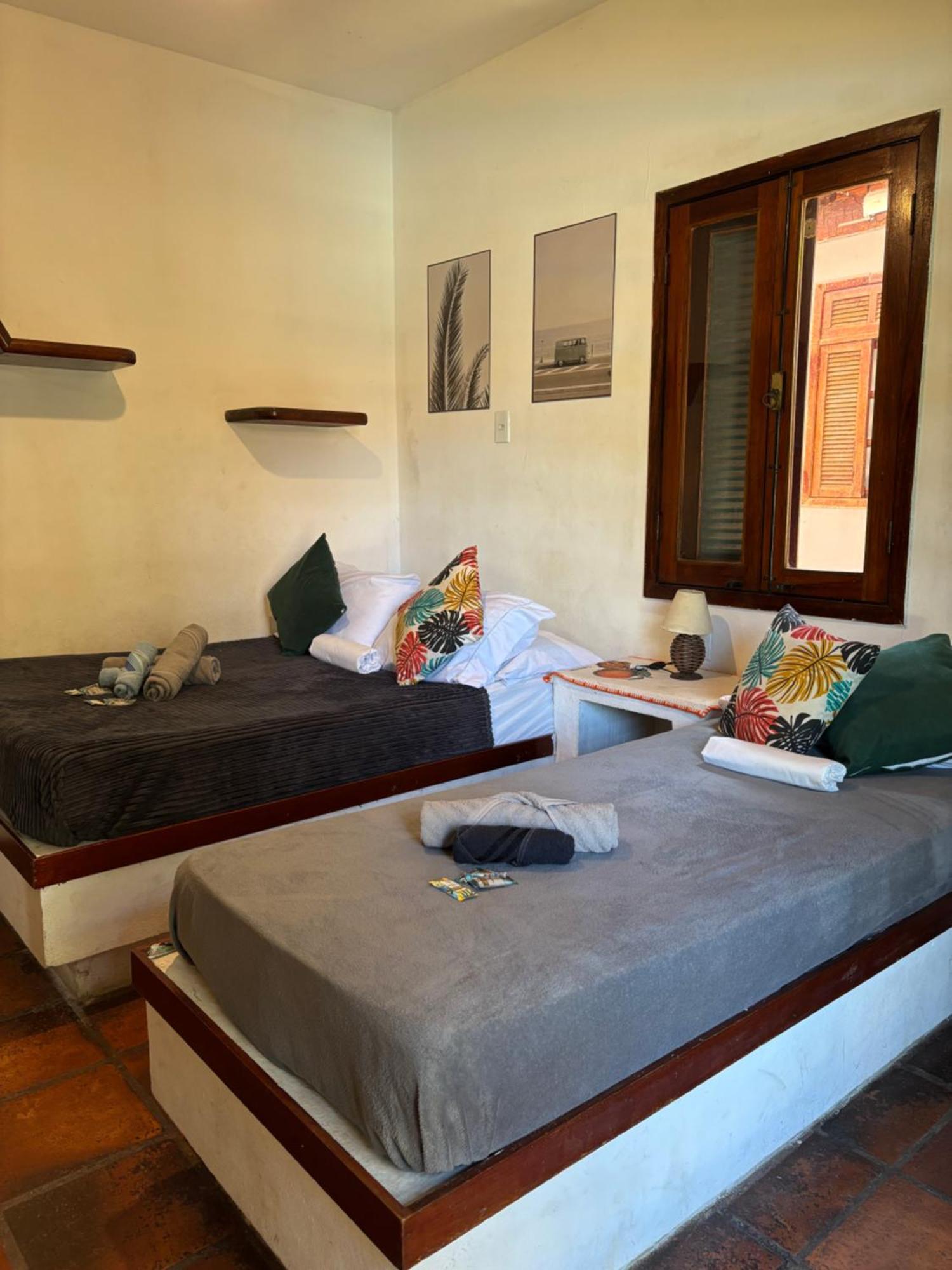Quarto Triplo Básico com Banheiro Compartilhado