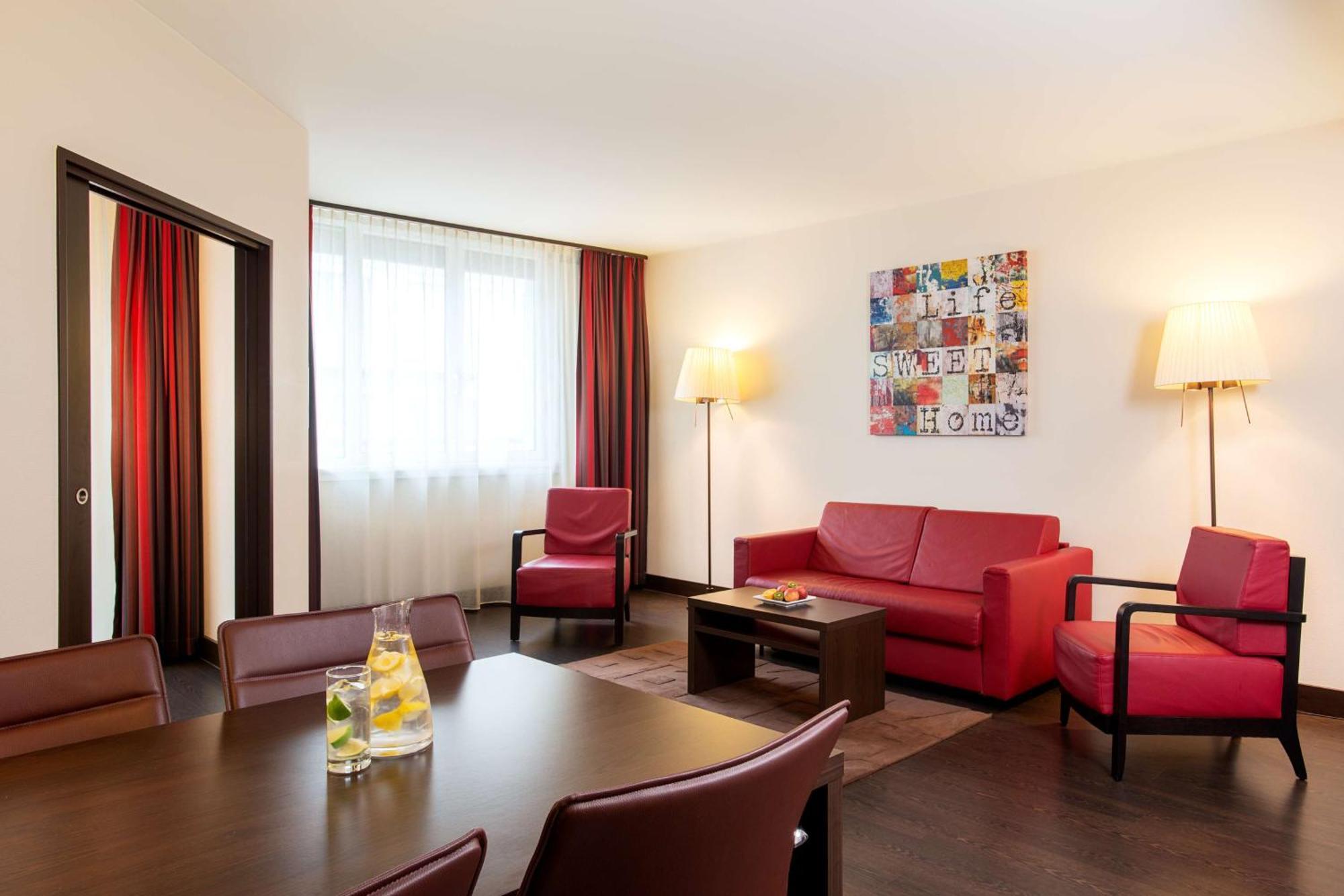 Angrenzendes Familienzimmer mit Zustellbett (2 Erwachsene + 3 Kinder)