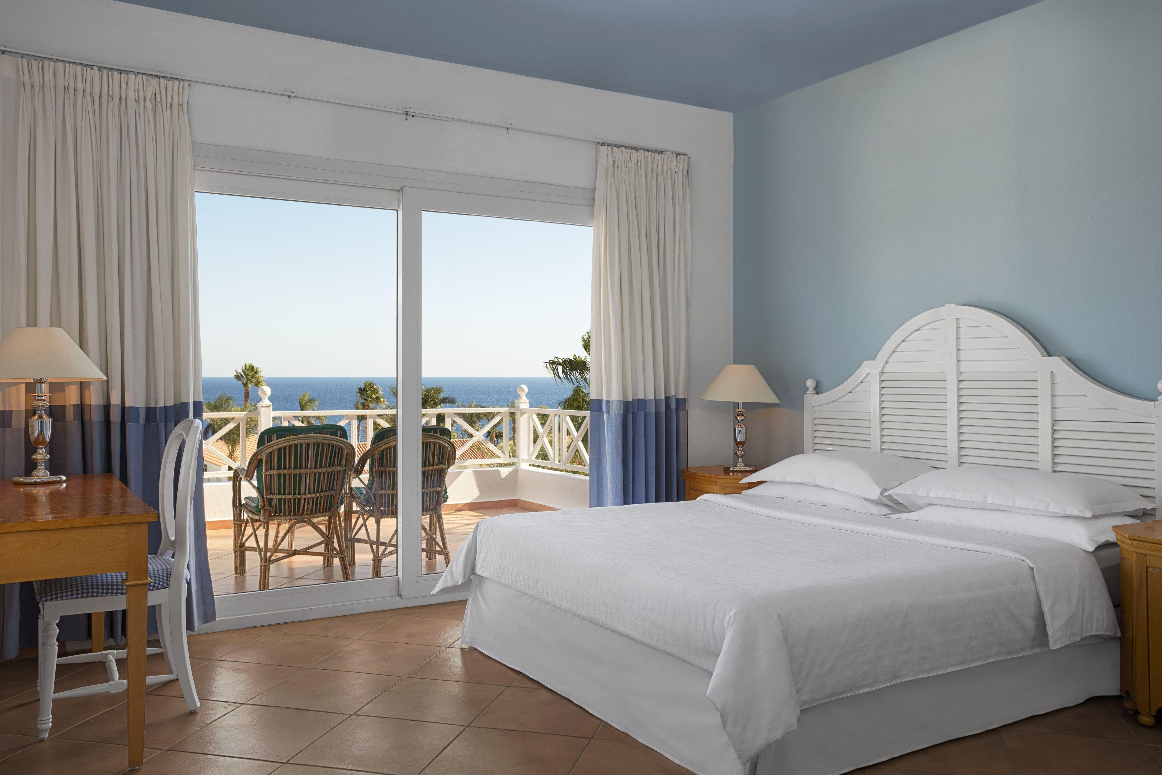 Two-Bedroom Family Room with Two Single Beds, One King Bed, Private Terrace and Garden View - Lower Level