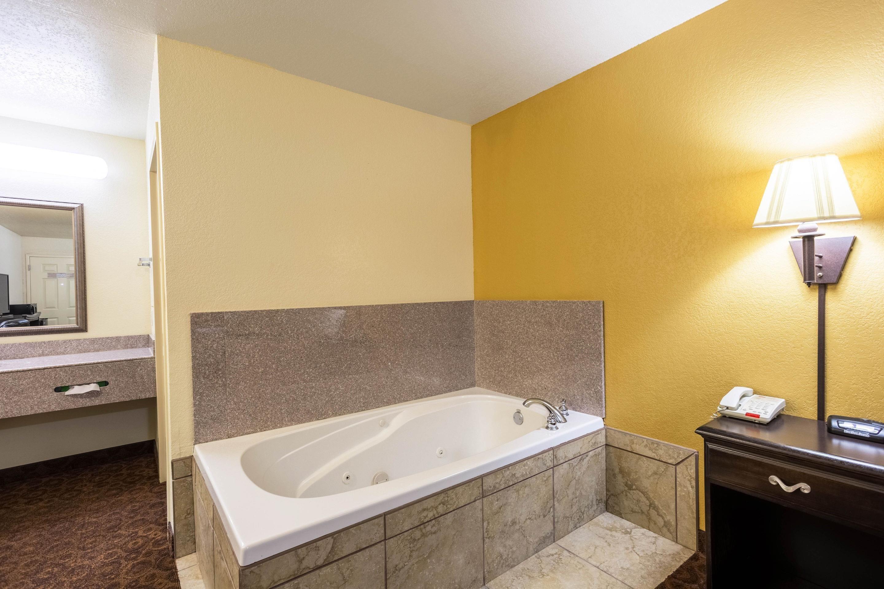 One Room Suite with Whirlpool - Non Smoking