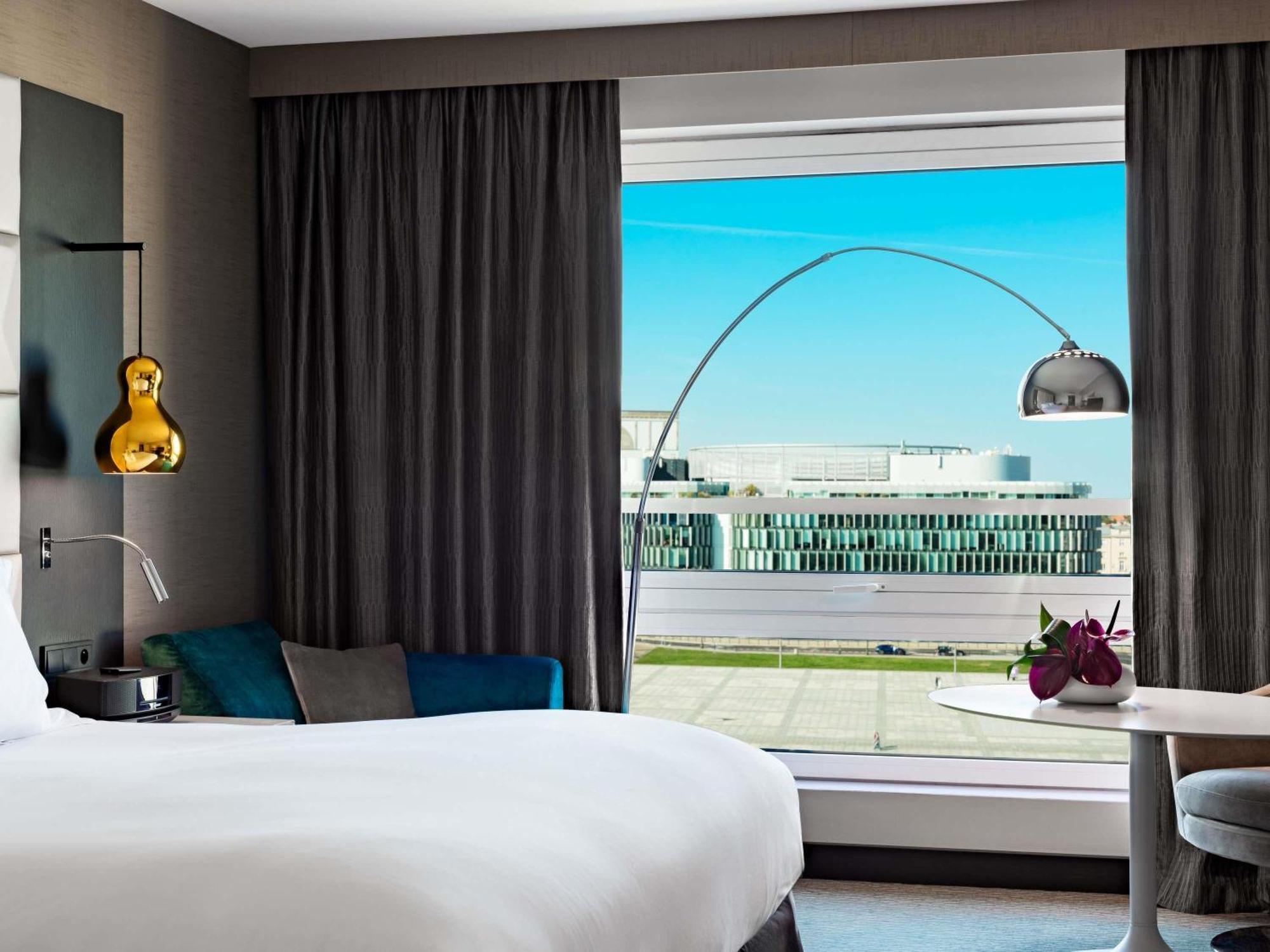 Luxuriöses Zimmer mit Kingsize-Bett und Aussicht