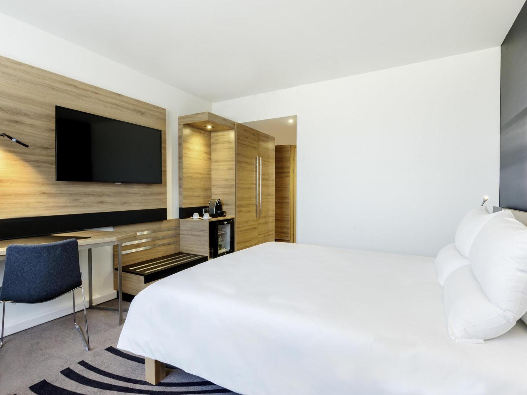 Quarto Duplo Superior com 1 Cama de Casal e Sofá