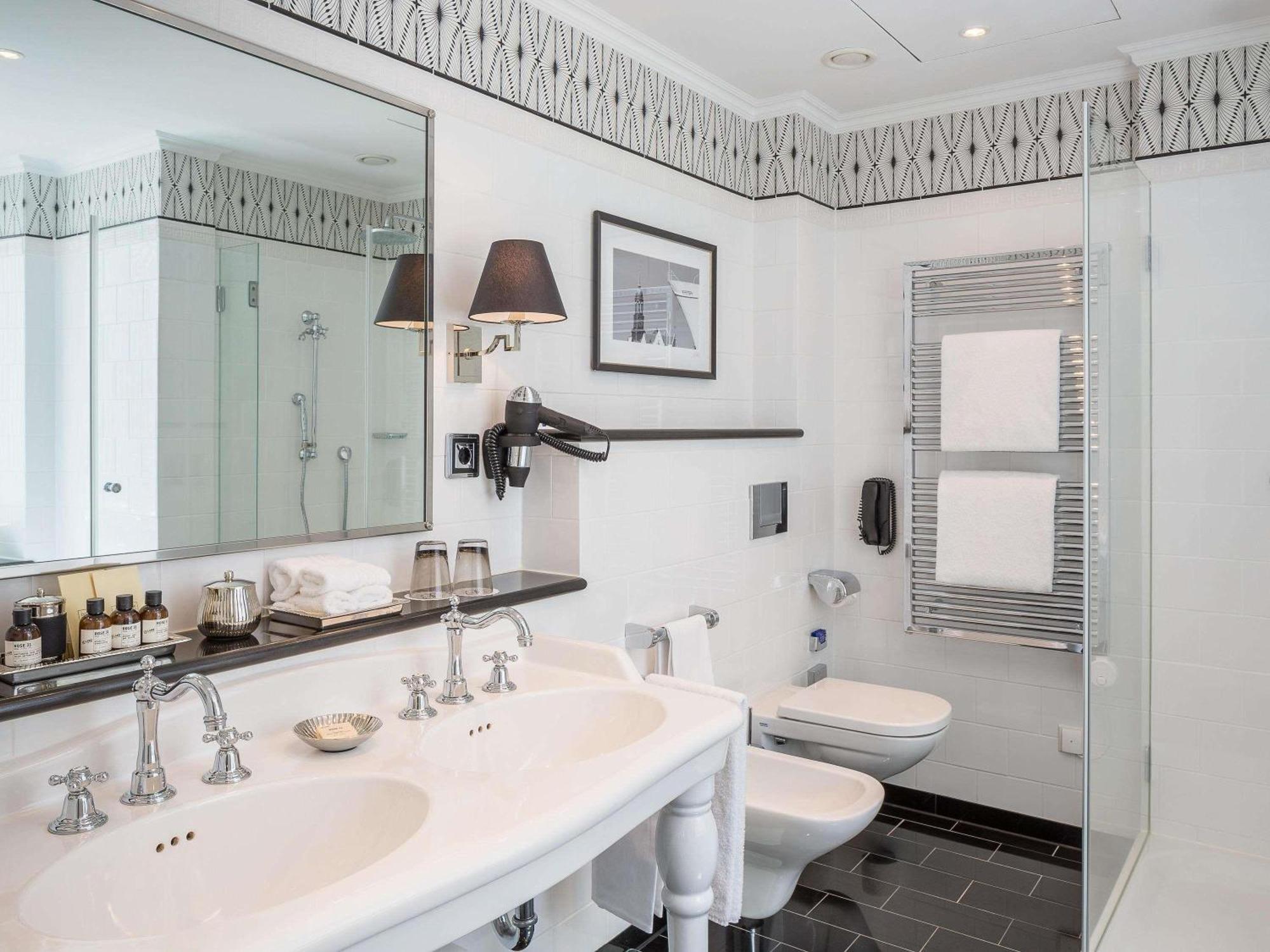 Deluxe King Room with Lake View,1729997390:JPEG