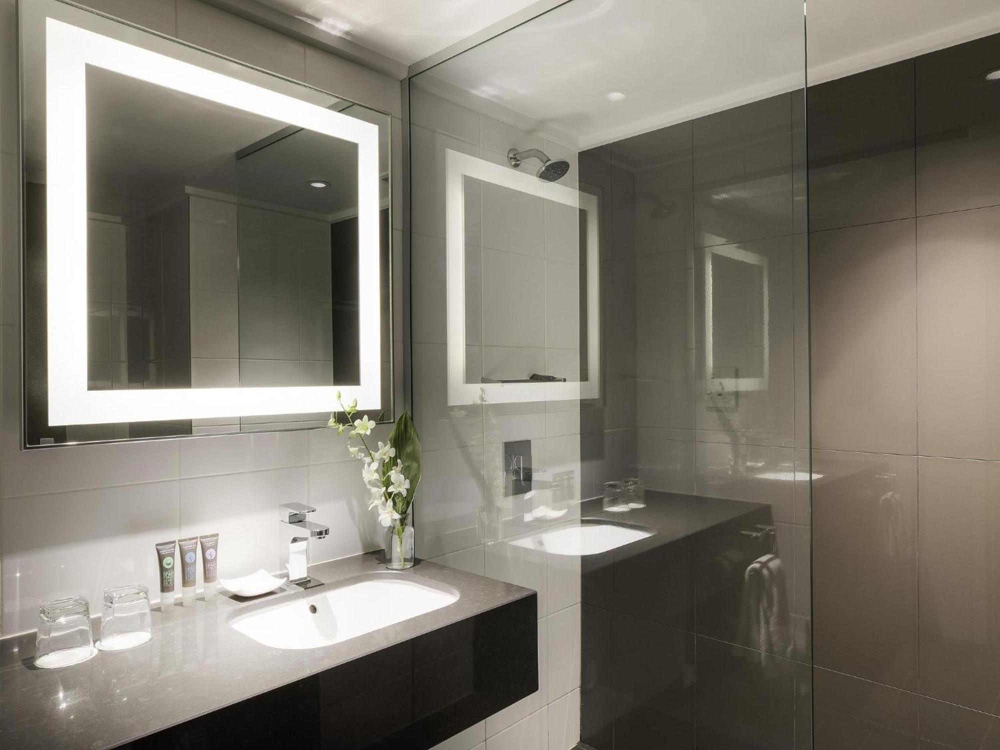 Suite Familiar - 1 cama extragrande y 2 camas individuales