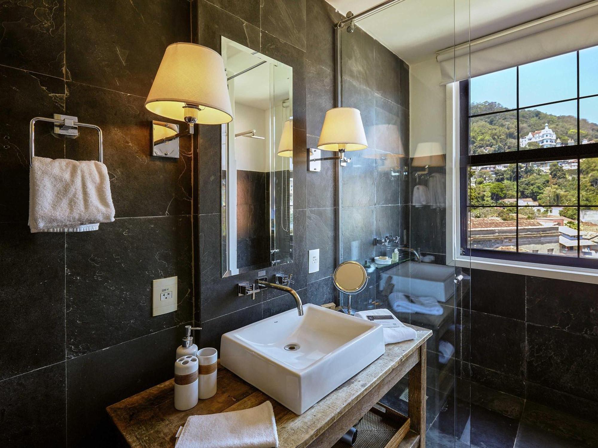 Deluxe Kamer met Kingsize Bed, Balkon en Uitzicht