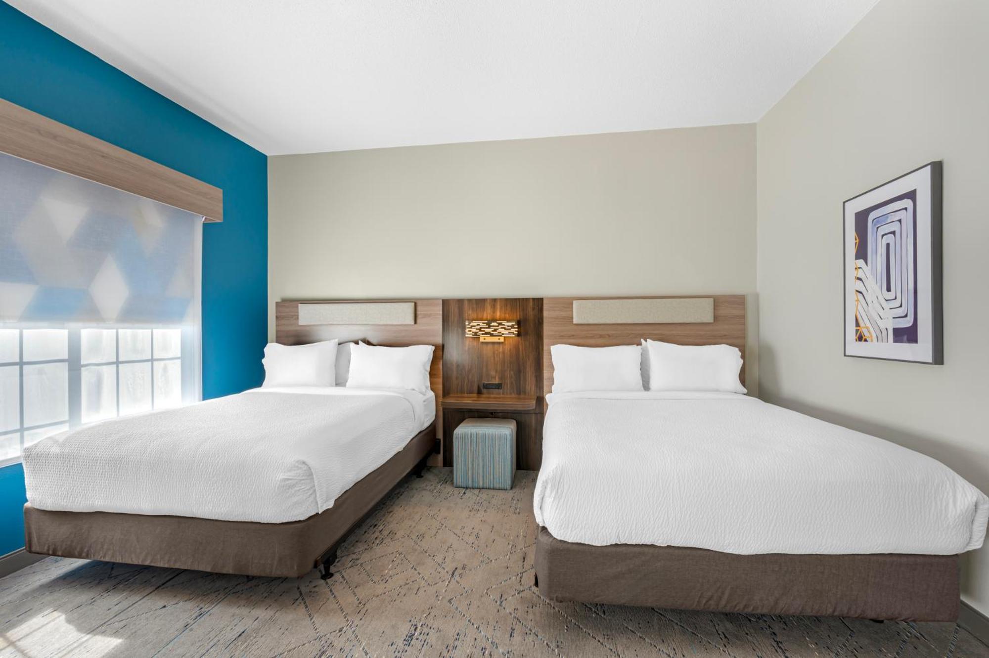 Standard Queen Room with Two Queen Beds and Mobility Accessible Tub
