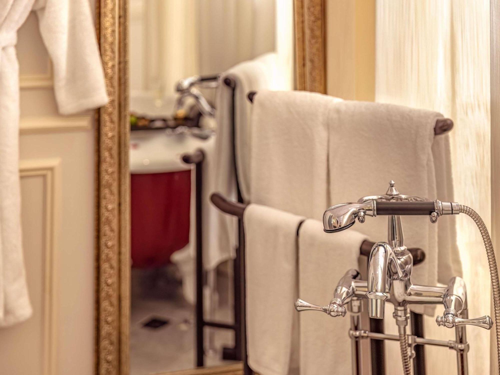 Sky Executive Grand Deluxe Zimmer mit 1 Kingsize-Bett und Zugang zur Lounge – hohe Etage