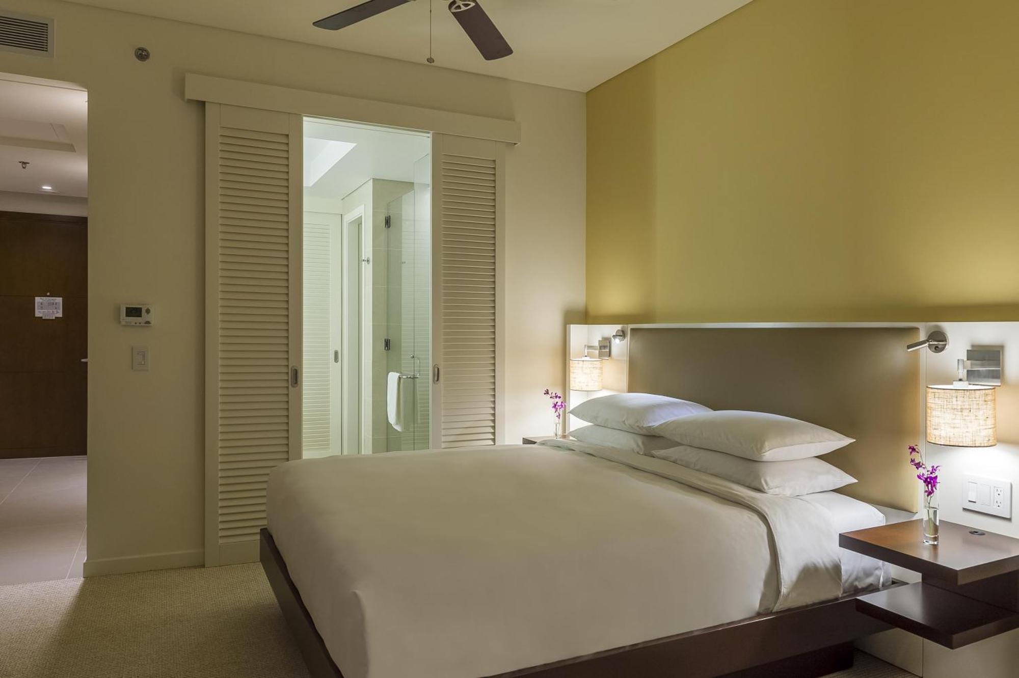 Kamer met Kingsize Bed en Uitzicht op de Baai