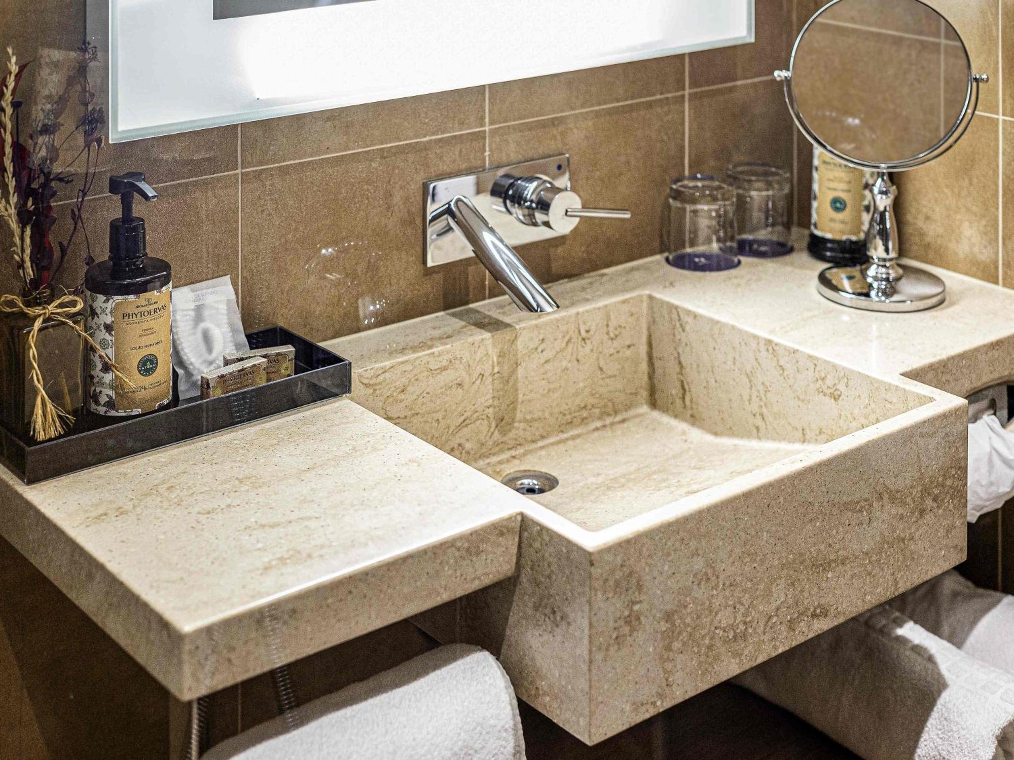 Quarto Executivo com Cama Queen-size e Sofá