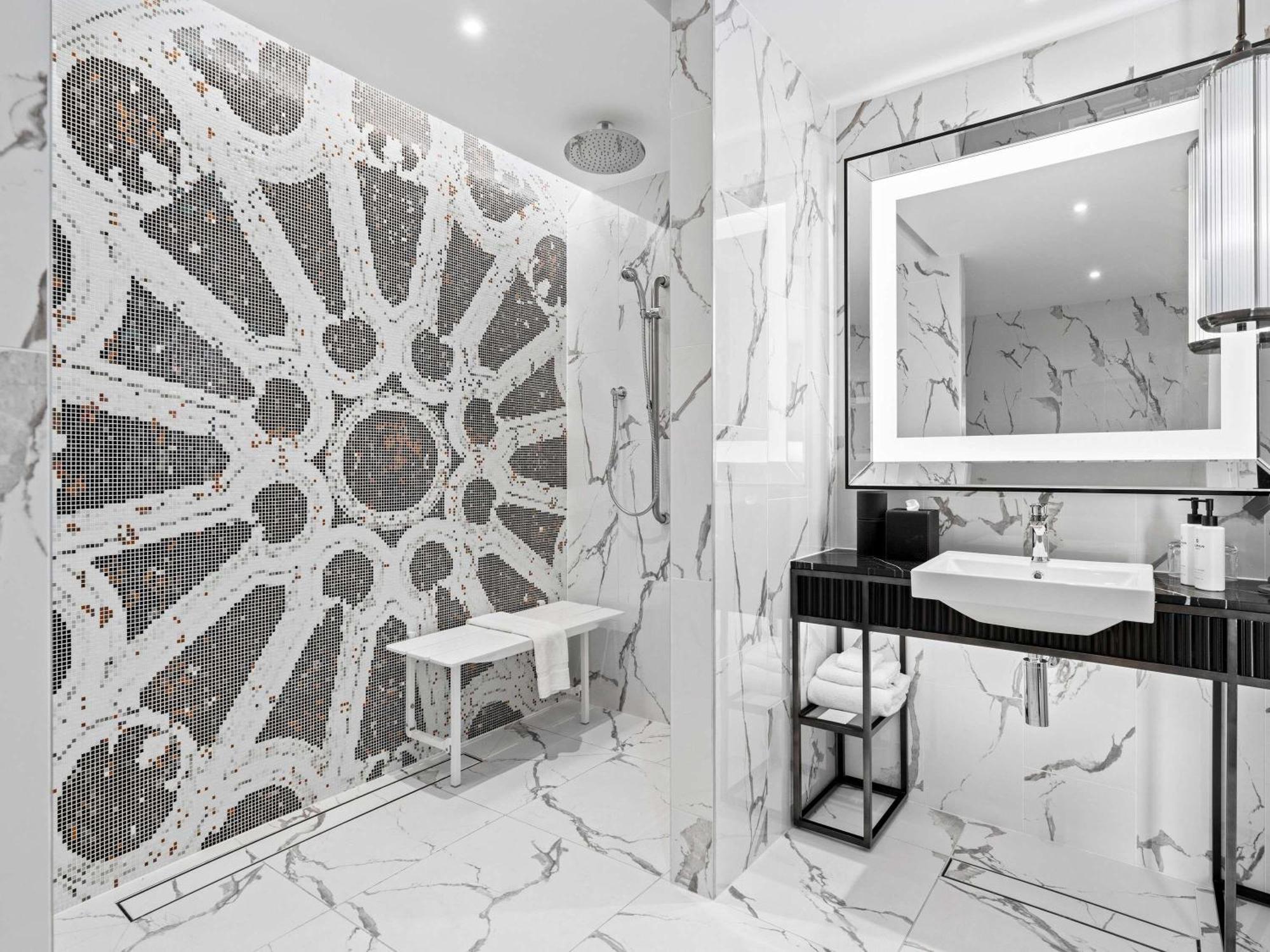 Prestige King Suite with Living Room and Club Access - Accessible