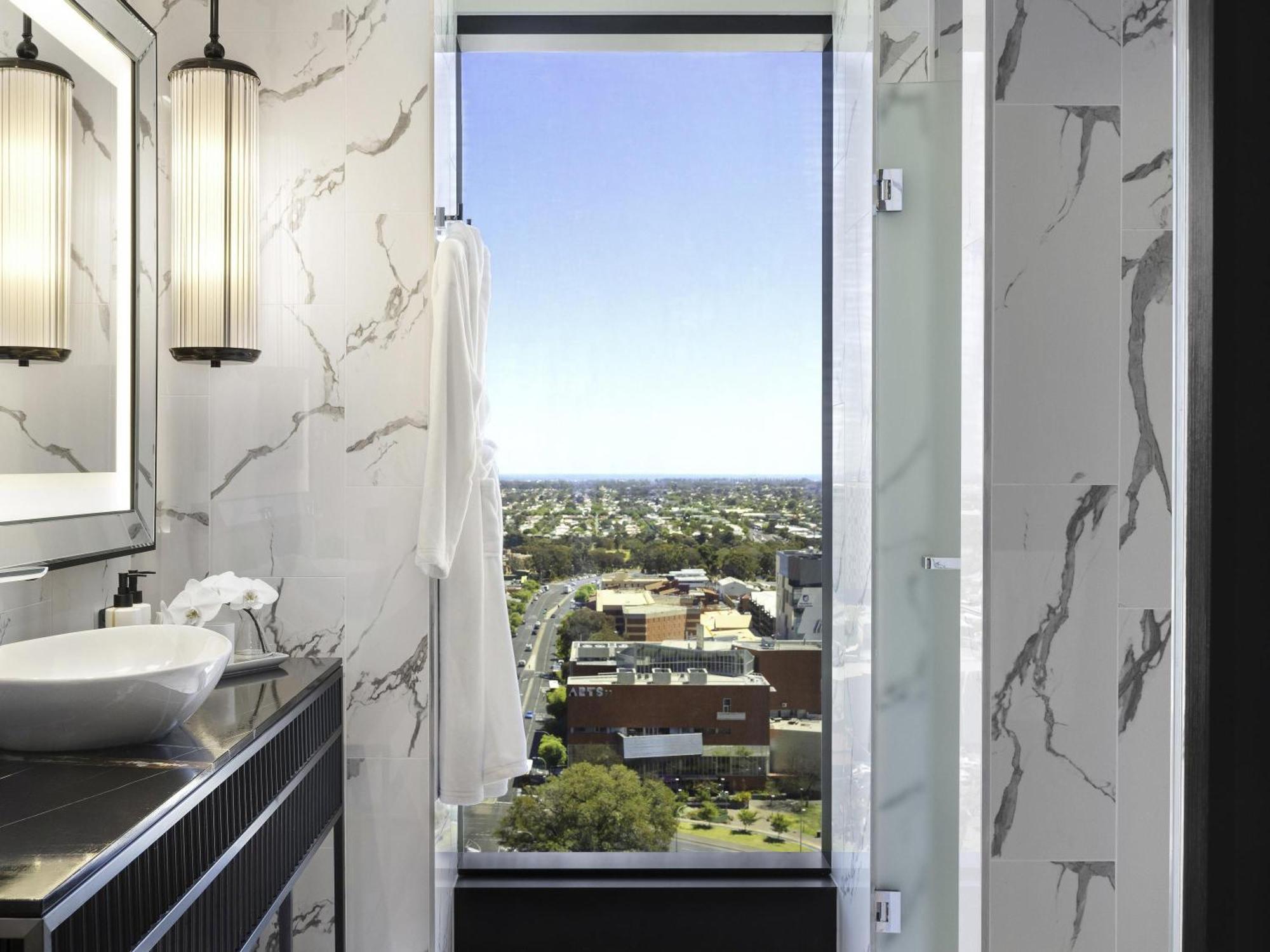 Deluxe King Room with View - Corner Room