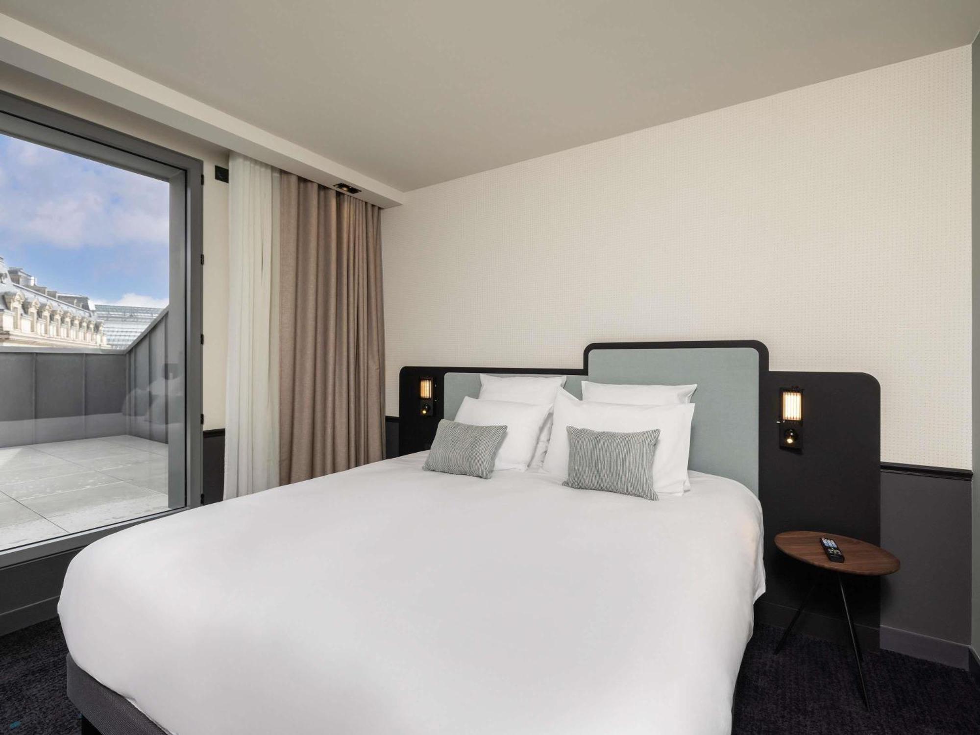 Suite Junior Privilege con cama extragrande, terraza y sofá cama