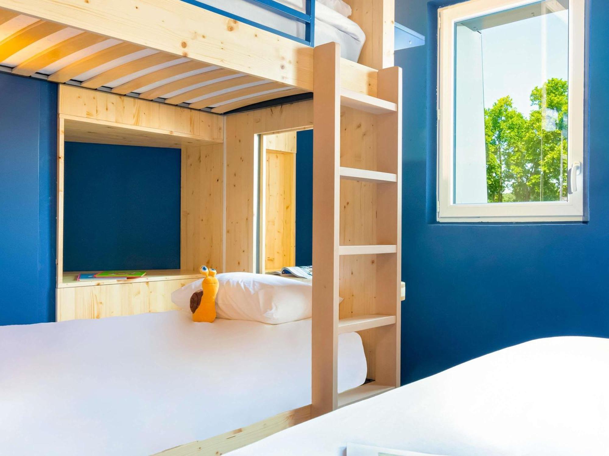 Chambre Familiale avec 1 Lit Double, 2 Lits Simples et 1 Canapé-Lit