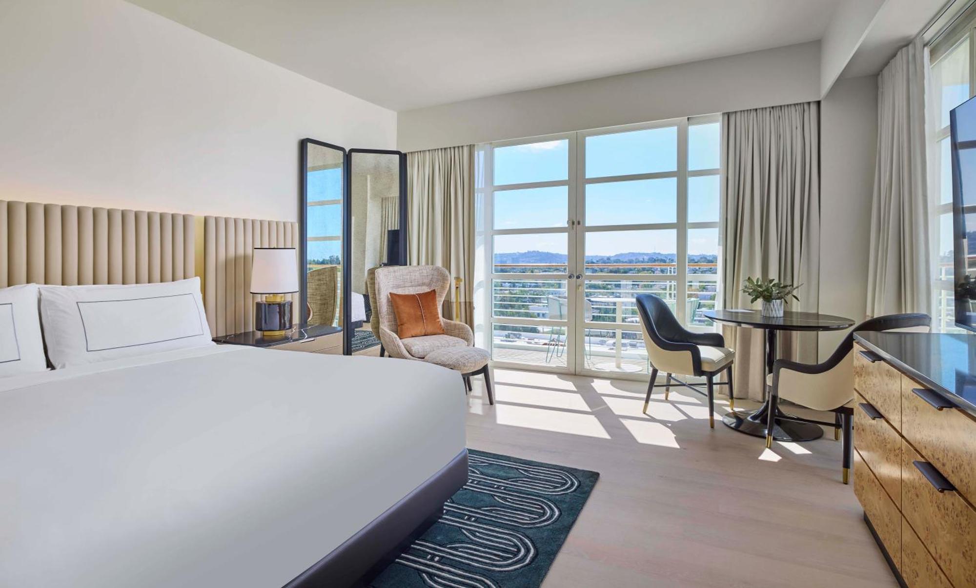 Premier King Room with City View