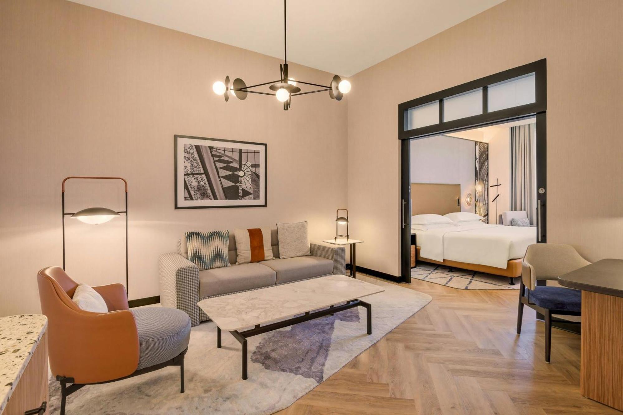 Grand Deluxe Suite mit 1 Schlafzimmer, Schlafsofa und Zugang zur Club Lounge inklusive Frühstück, abendlicher Cocktailstunden sowie alkoholfreier Erfrischungen und Häppchen