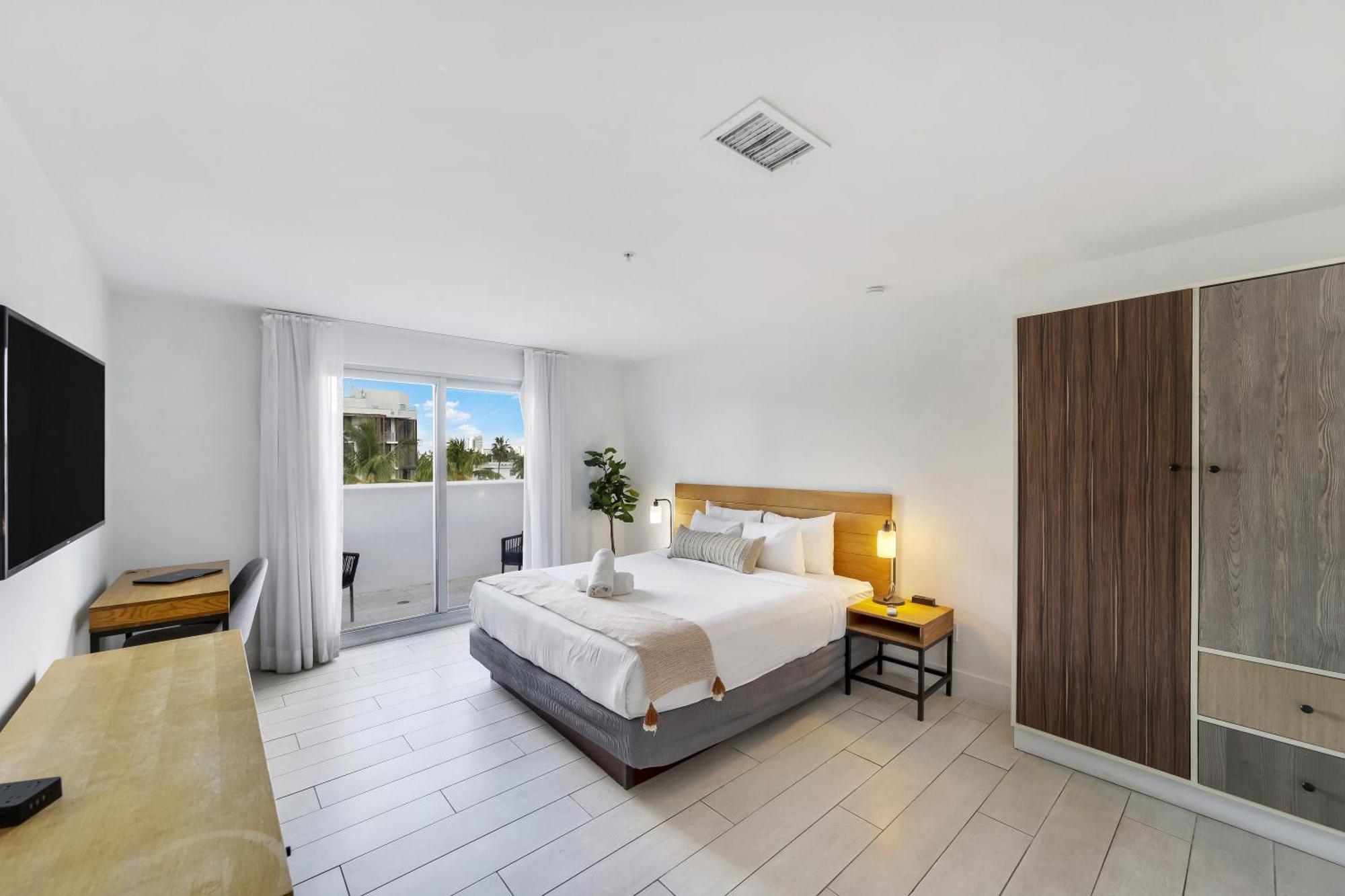 King Room with Balcony (Self Check-in)