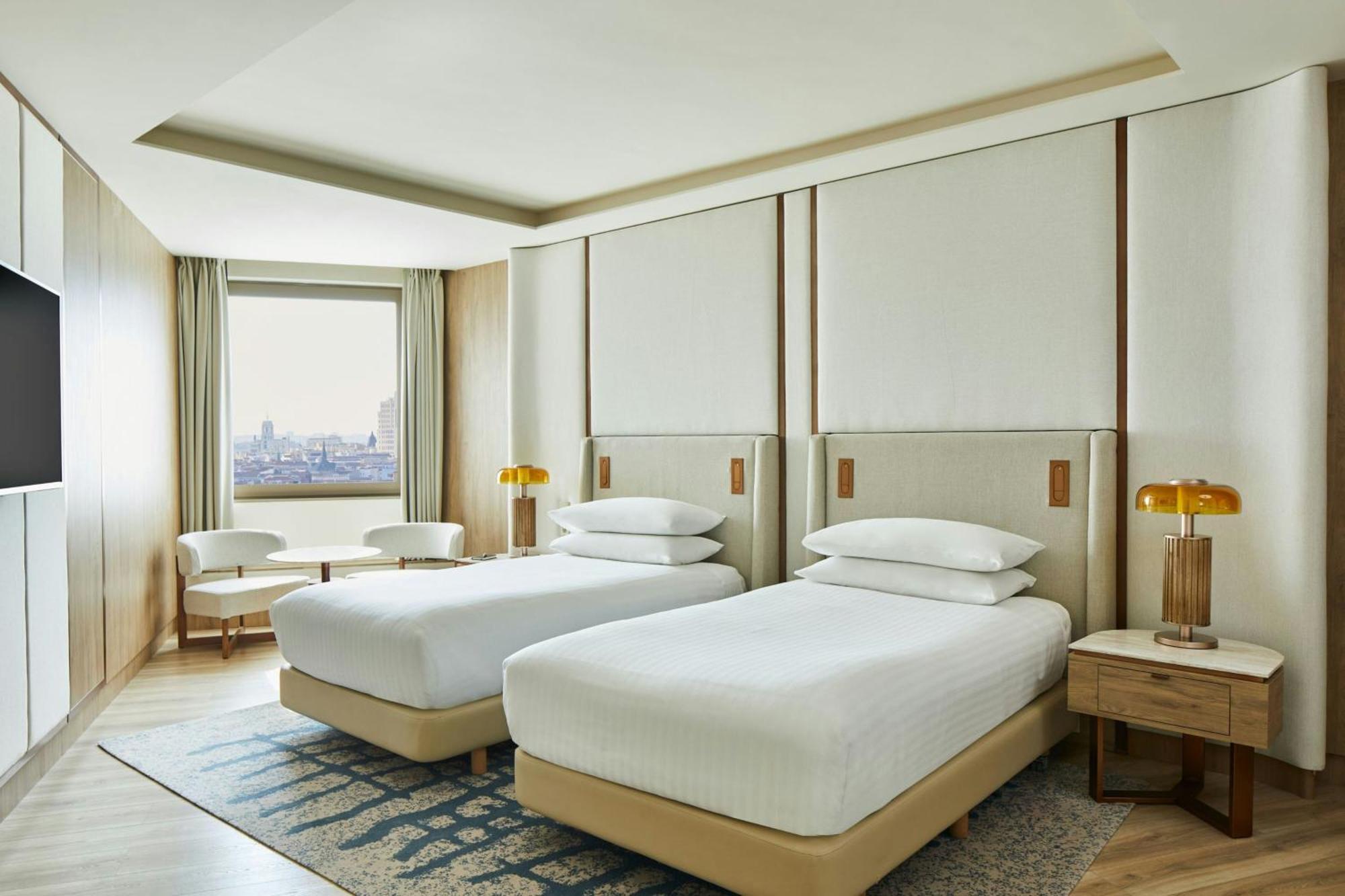 Panorama Superior Zweibettzimmer mit 2 Einzelbetten und Stadtblick