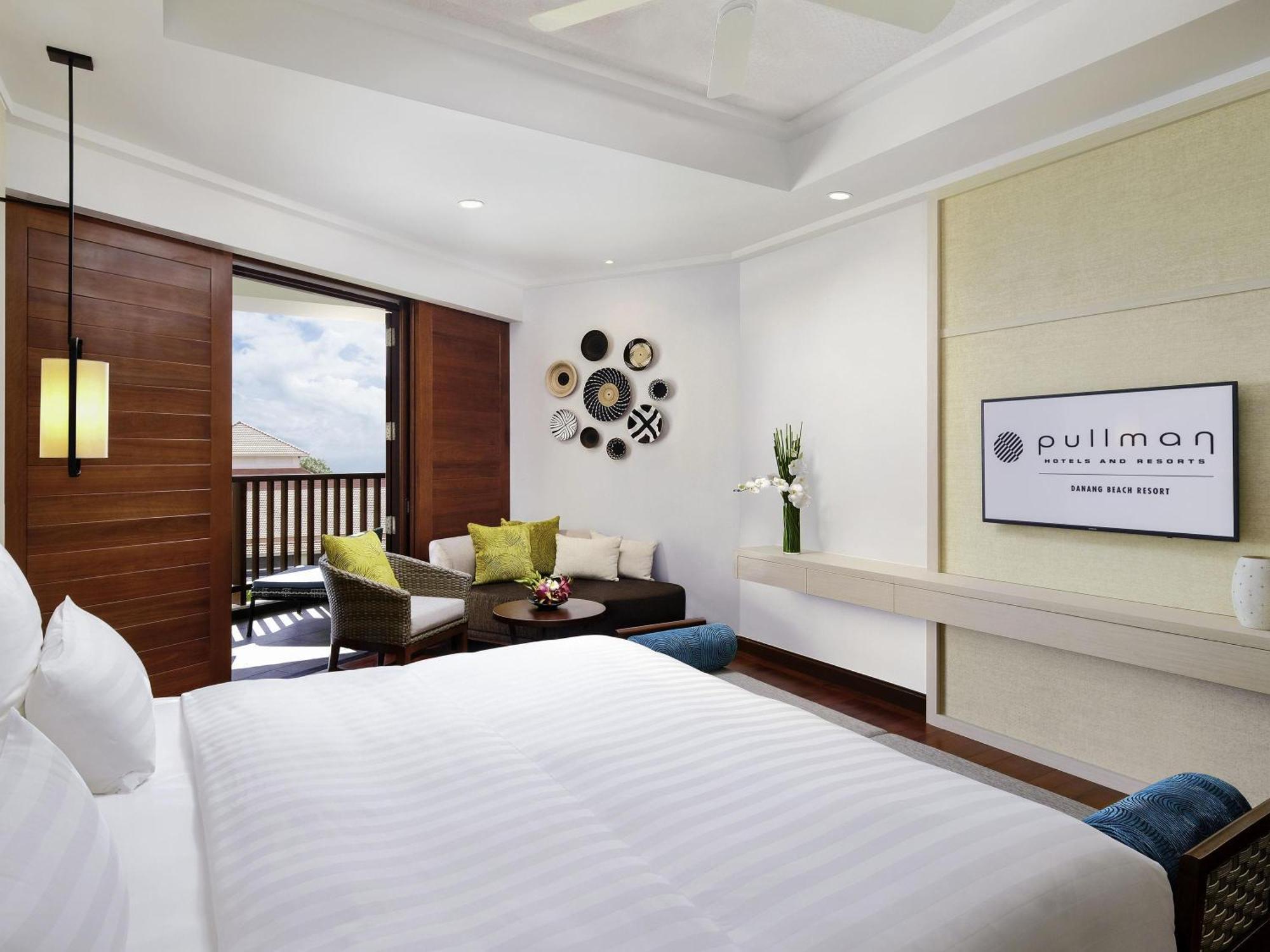 Chambre Lit Queen-Size de Luxe - Vue Partielle sur Océan
