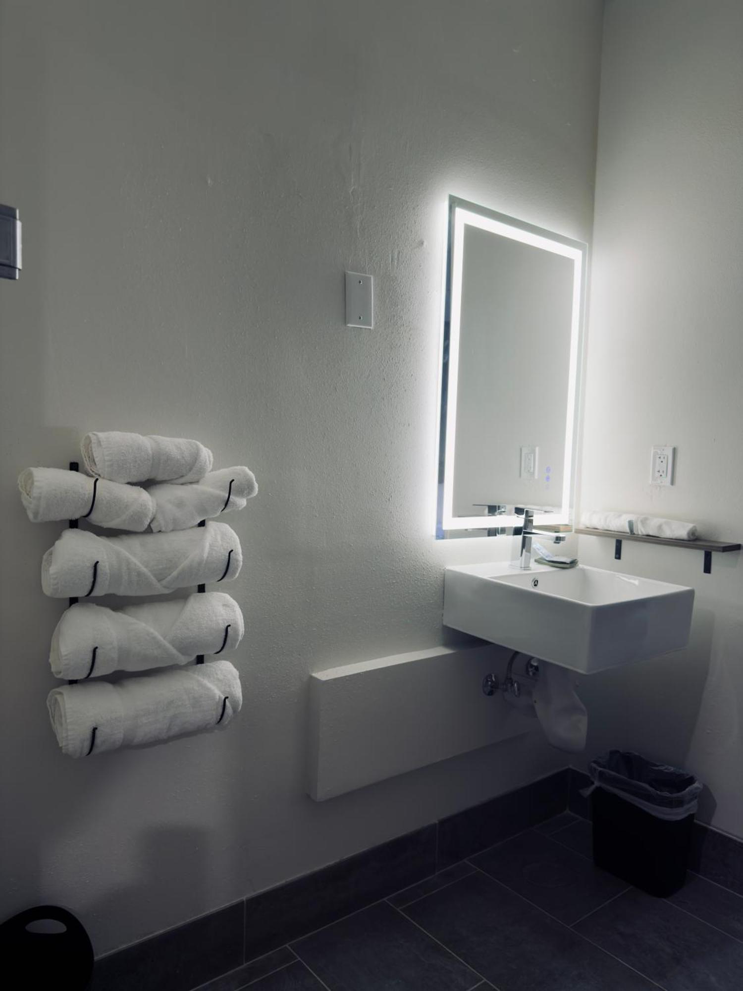 King Room with Bath Tub - Mobility Accessible/Non-Smoking