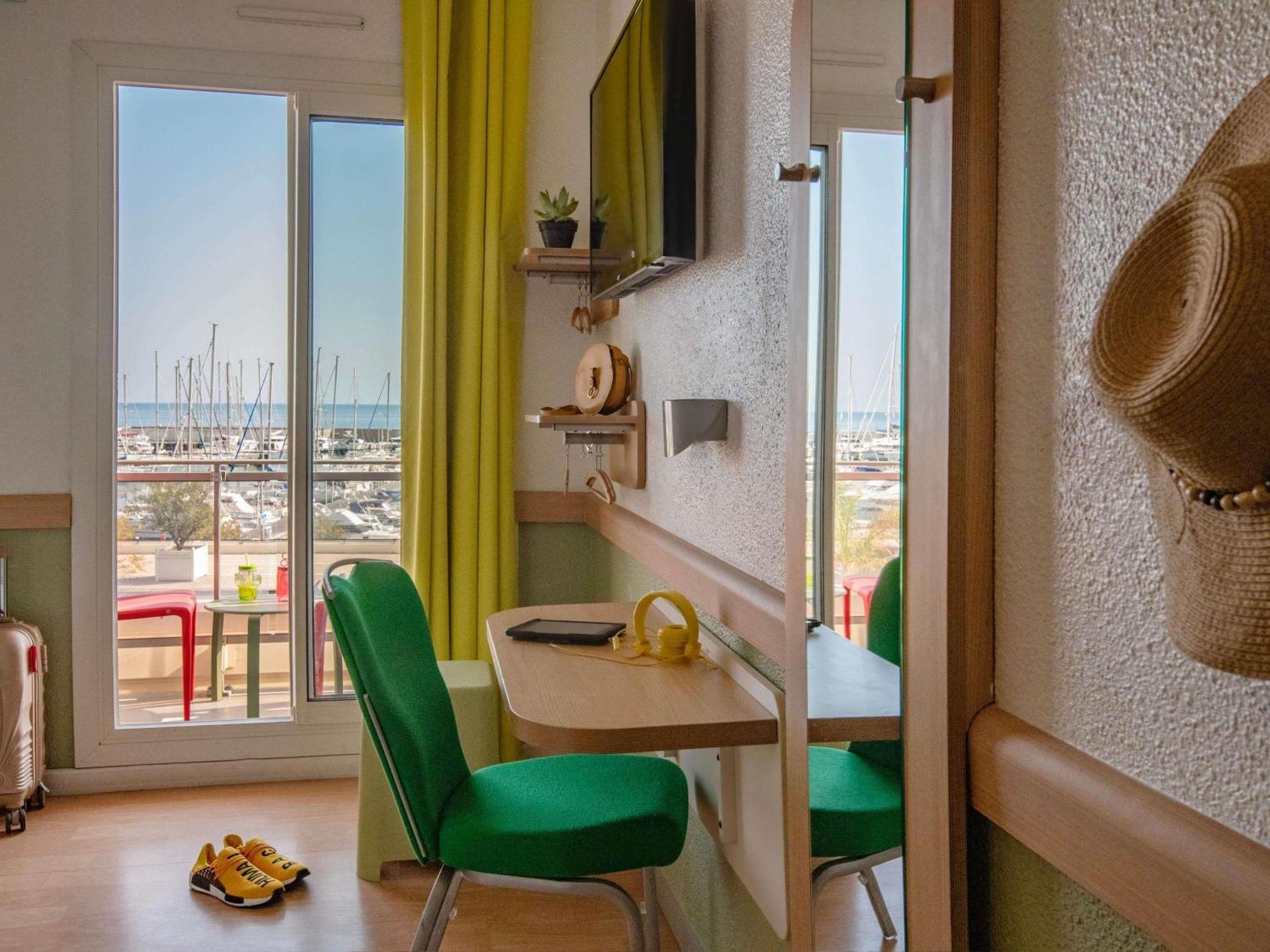 Dreibettzimmer mit 2 Einzelbetten und Etagenbett