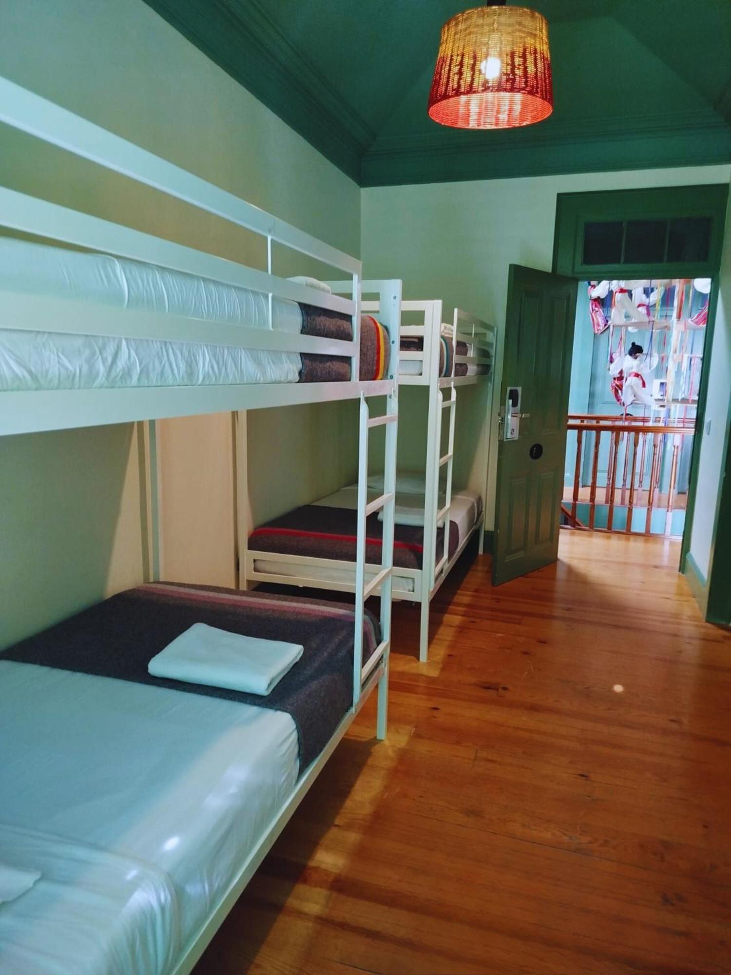 Cama num Dormitório Misto com 4 Camas