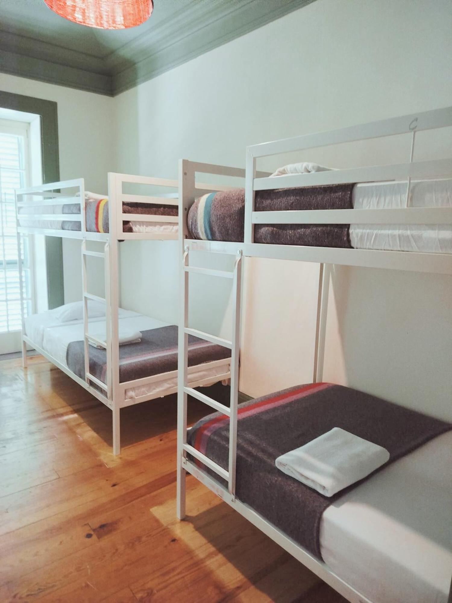 Cama em Dormitório Misto de 4 Camas e Varanda