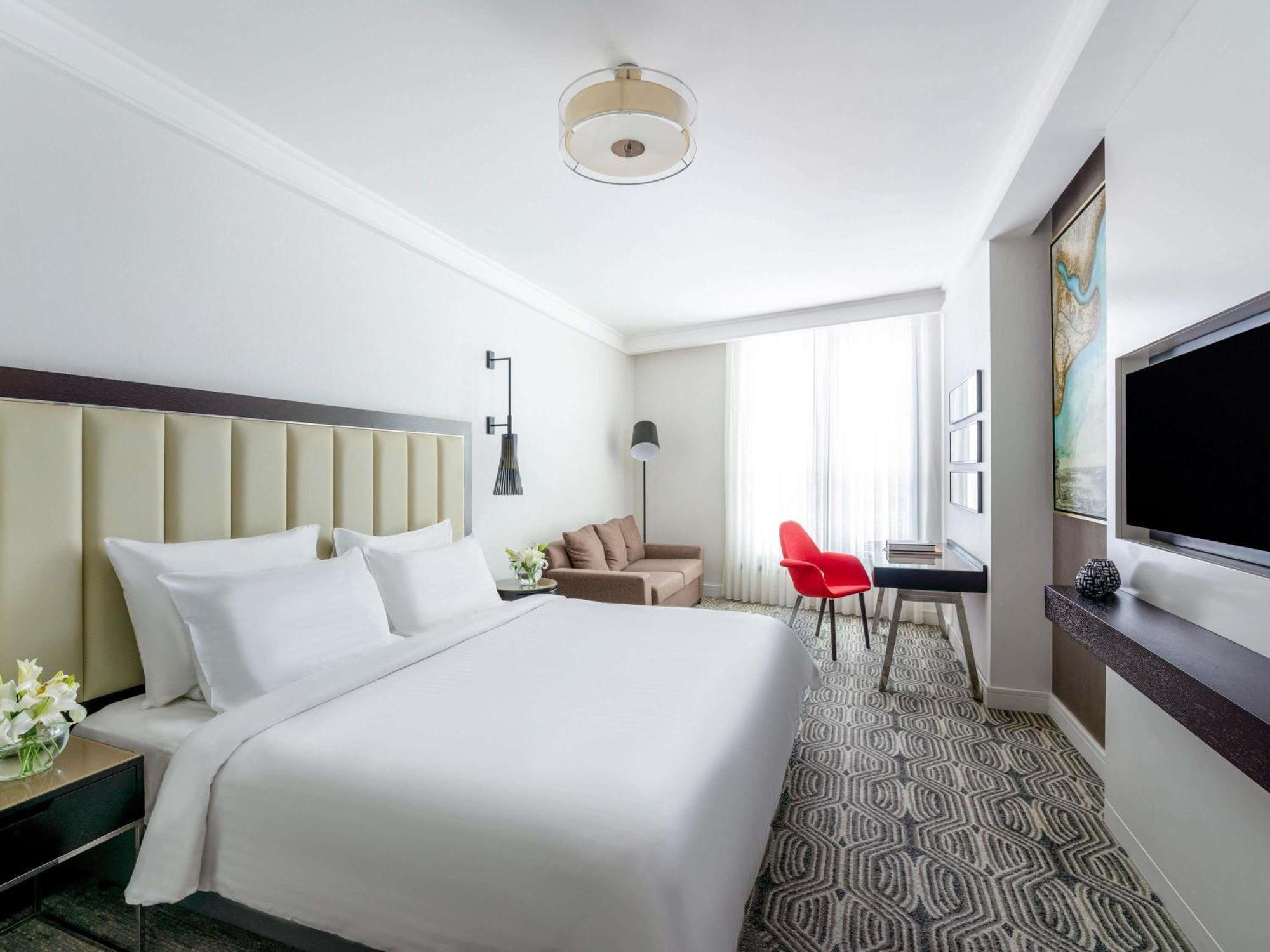 Superior Zimmer mit Kingsize-Bett und Stadtblick