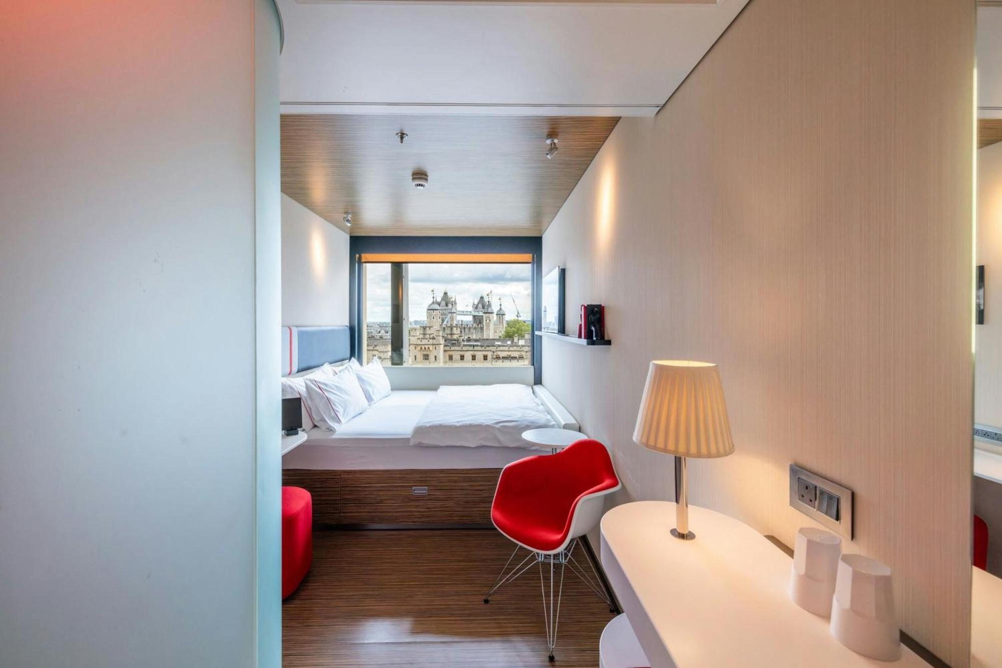 Kamer met kingsize bed en uitzicht op de Tower Bridge