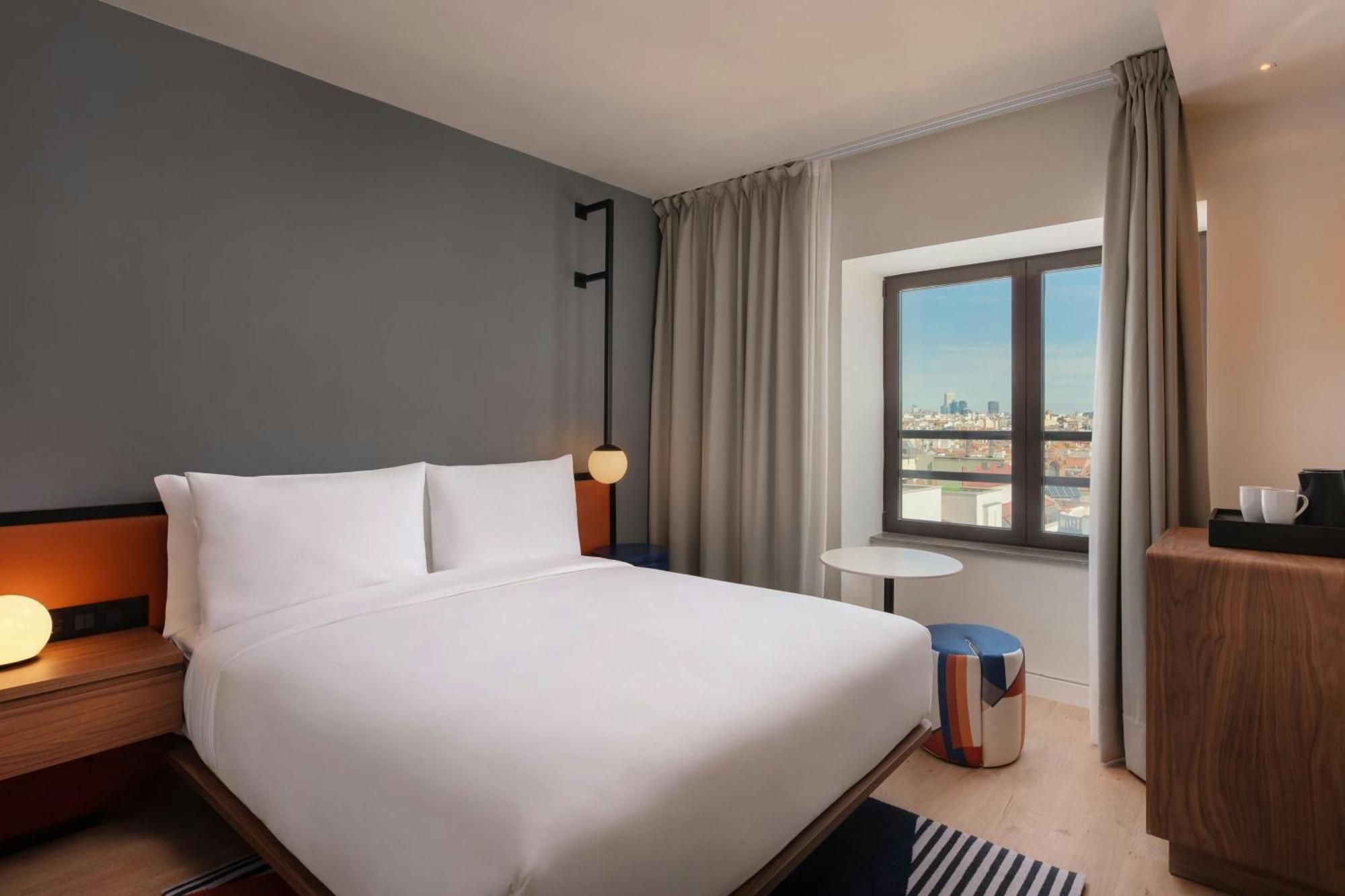 Habitación Aloft con cama grande y vistas a la Gran Vía