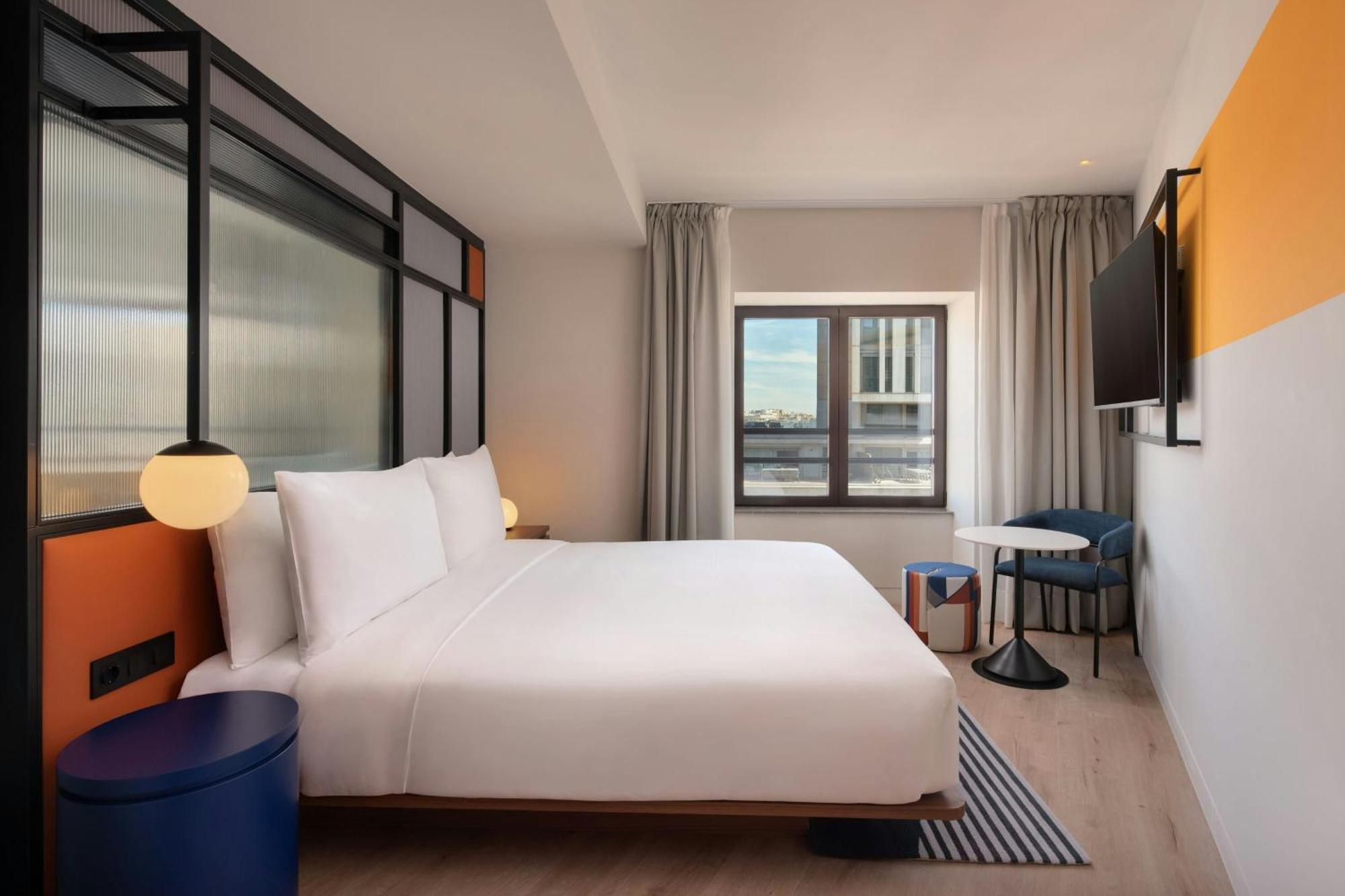 Habitación Aloft con cama extragrande y vistas a la Gran Vía