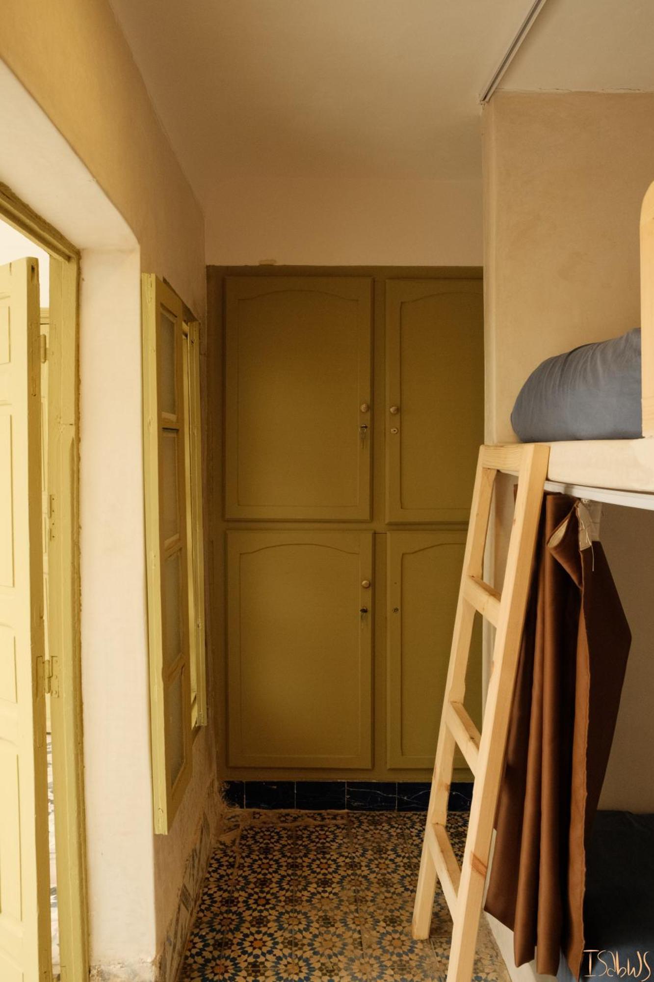 Cama en habitación femenina compartida de 4 camas