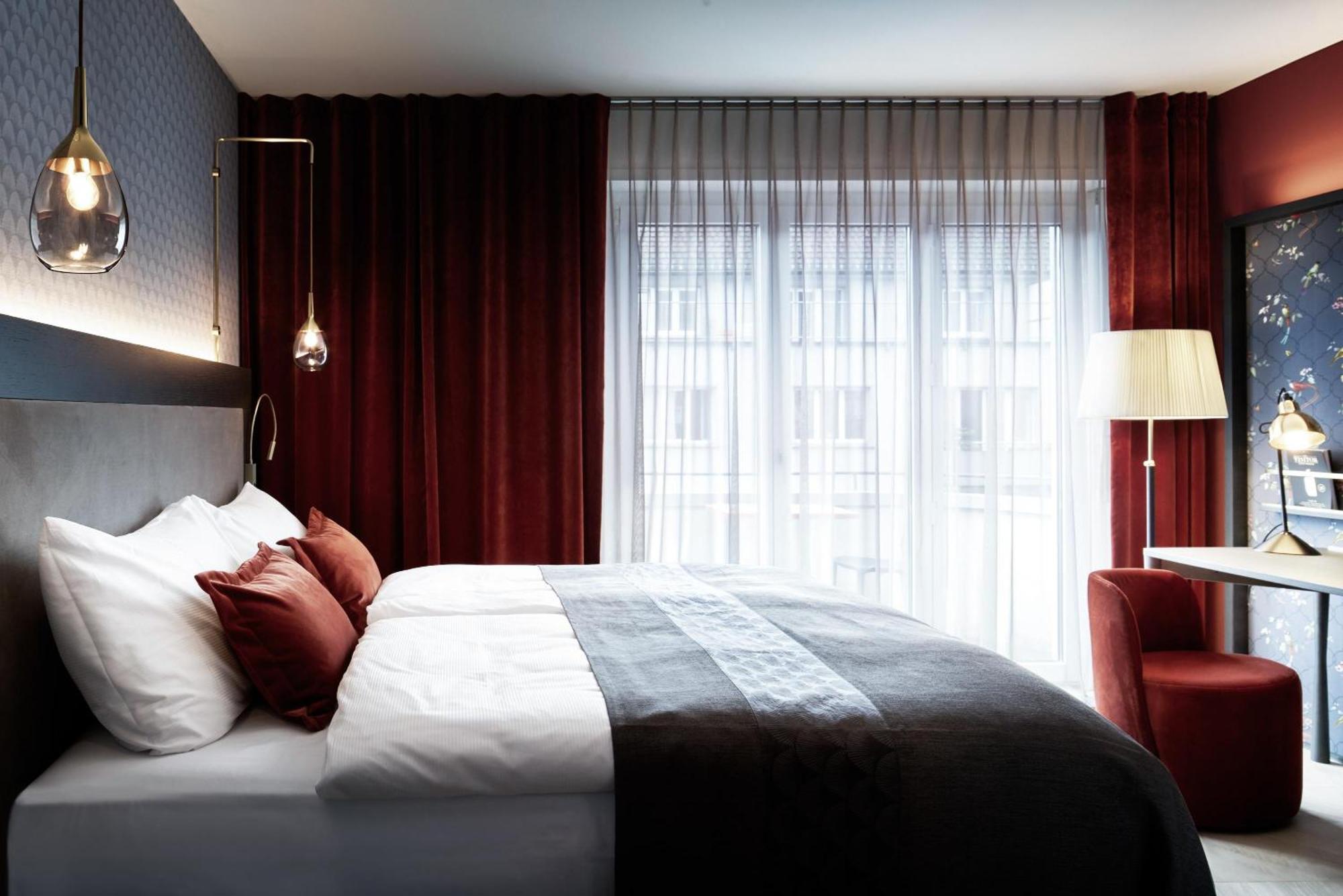 Standard Zimmer mit Kingsize-Bett zur Straßenseite