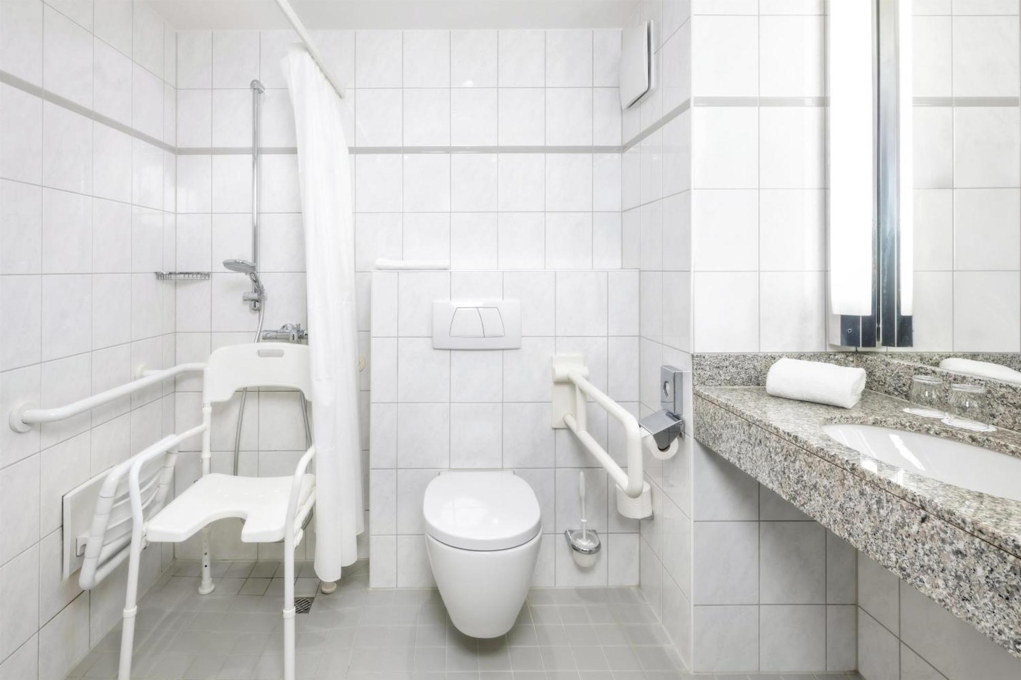 Kamer met Queensize Bed en Drempelloze Douche - Gasten met een Lichamelijke Beperking / Rookvrij
