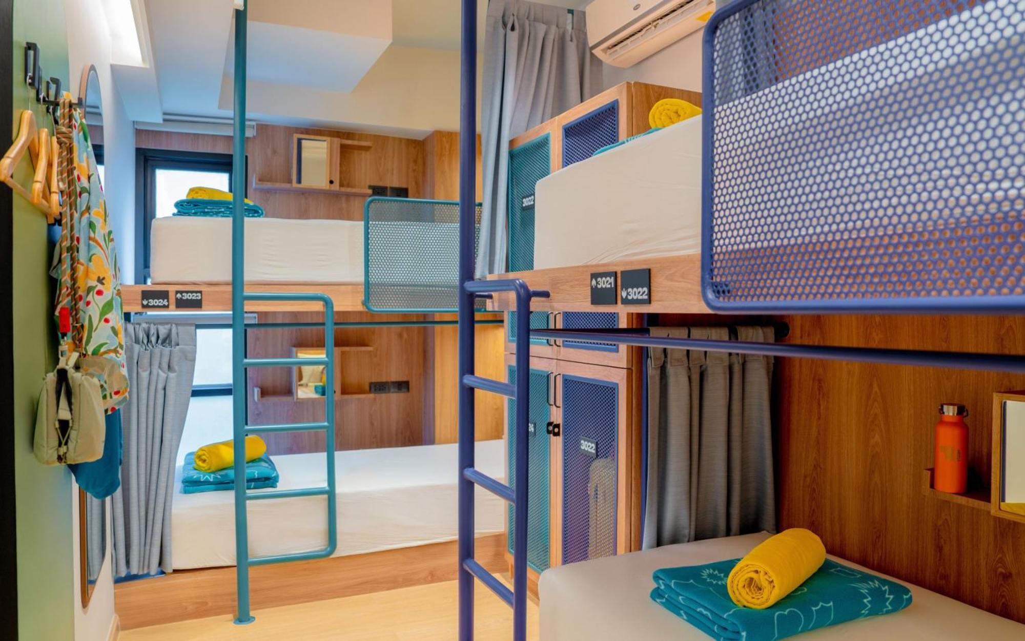 Cama num Dormitório Misto com 4 Camas