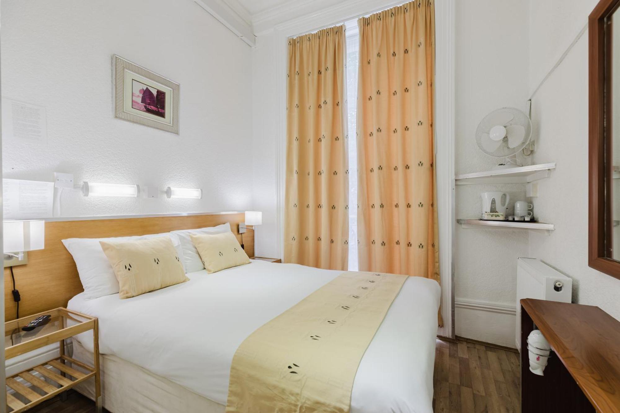 Tweepersoonskamer met een Eigen Externe Badkamer
