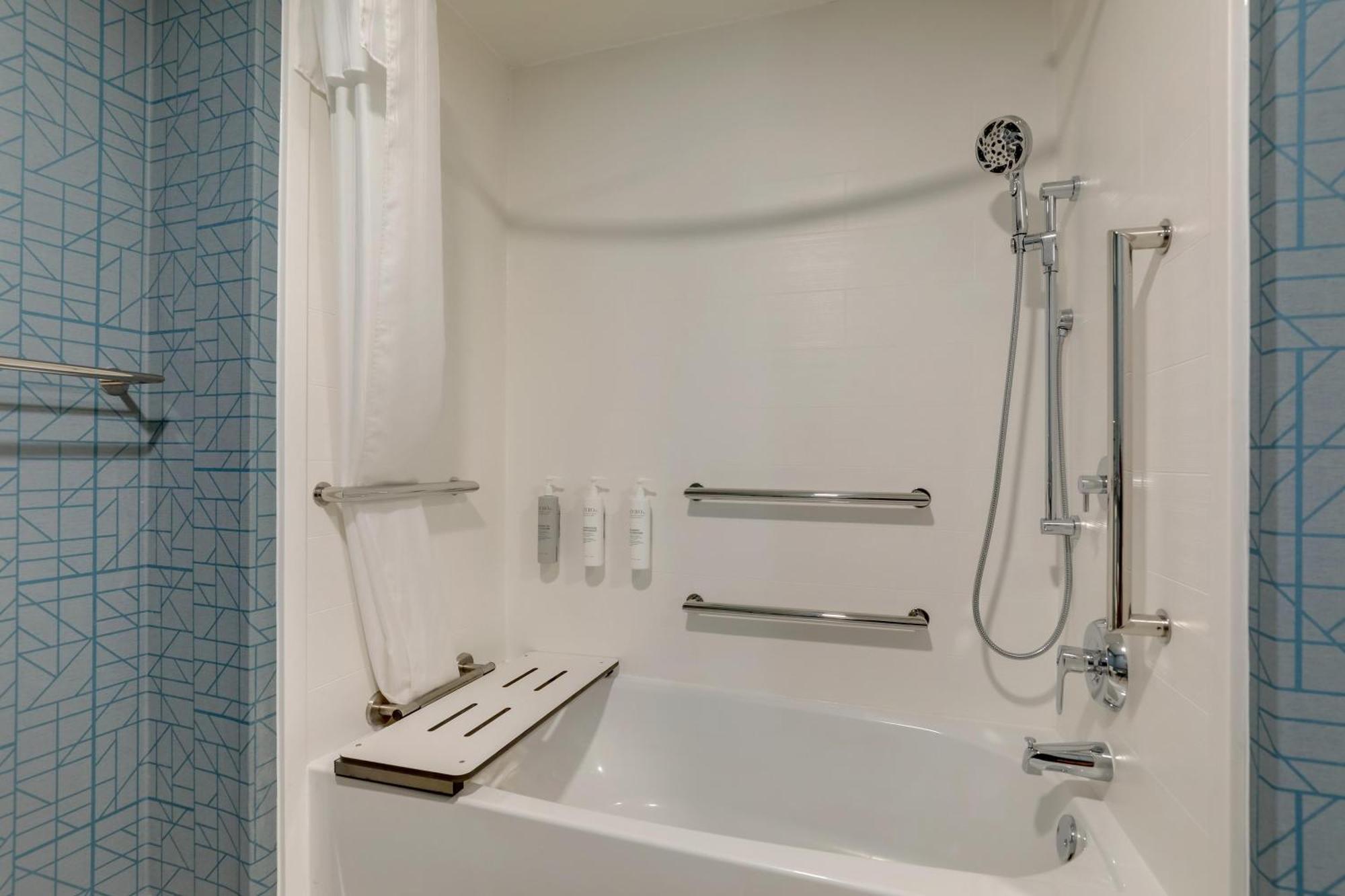 Queen Suite Two Queen Beds Hearing Access or Non-Smoking,1739408958:JPEG