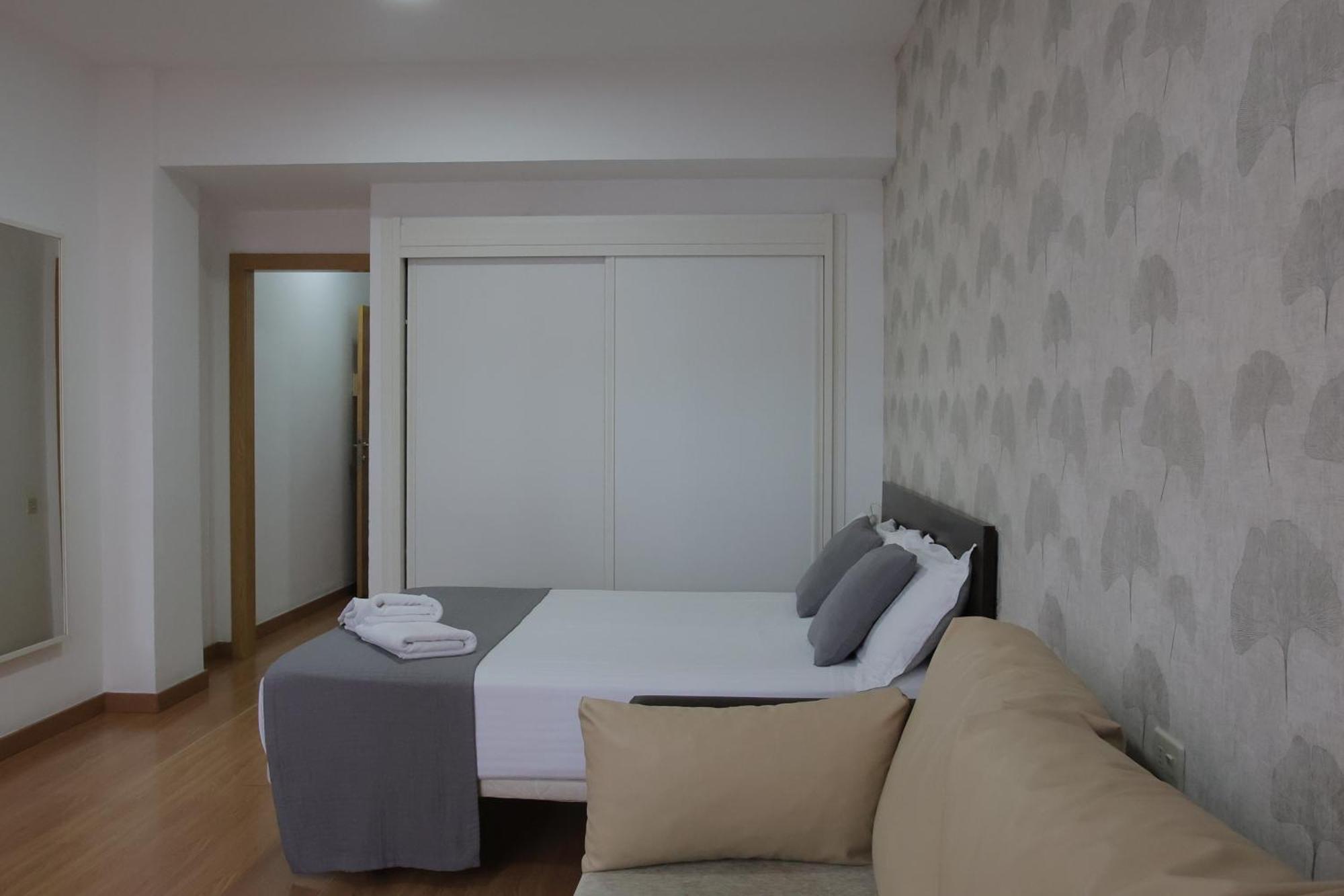 Studio (2 Adults),1739438807:JPEG