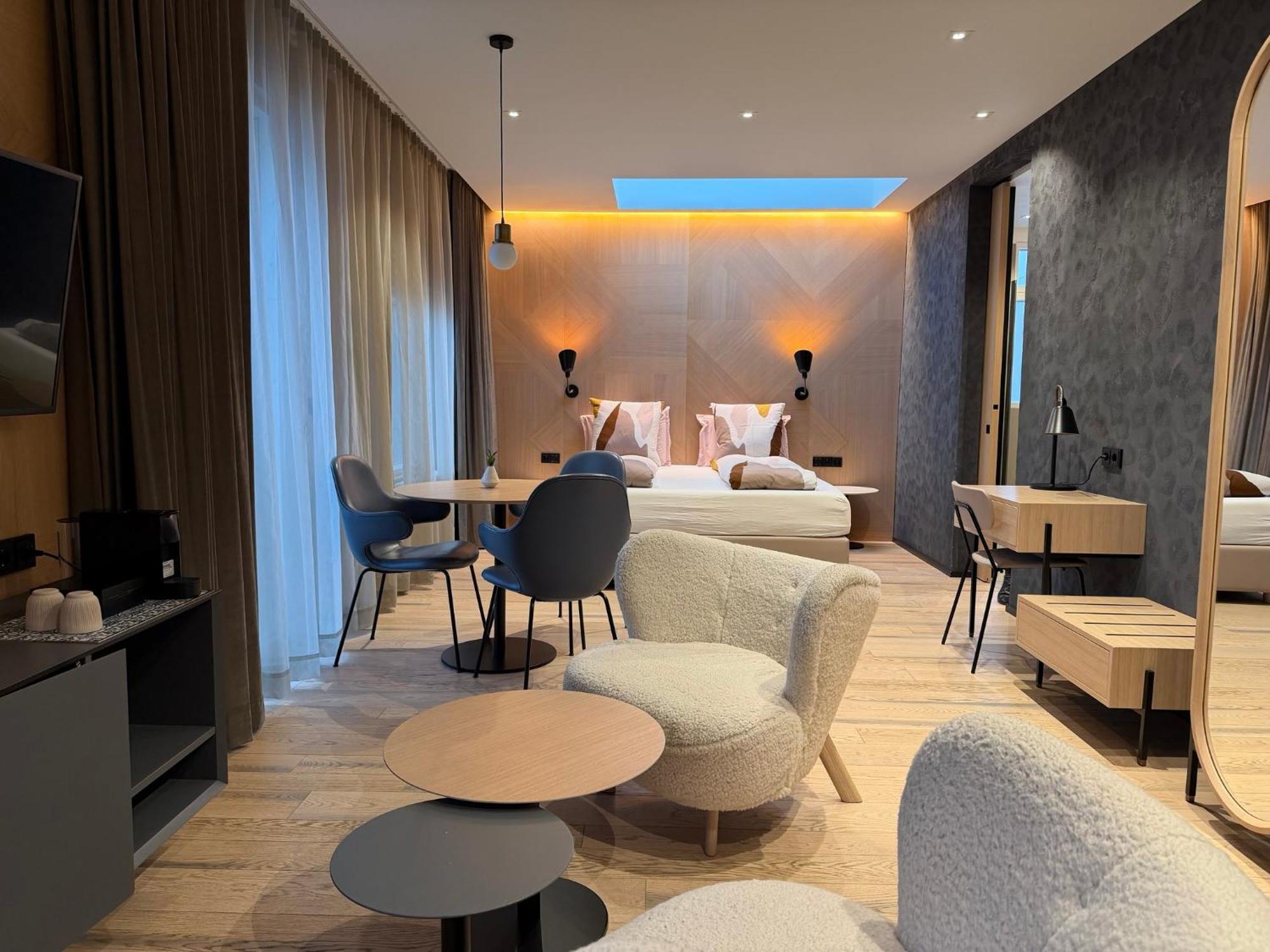 Junior Suite,1739444245:JPEG