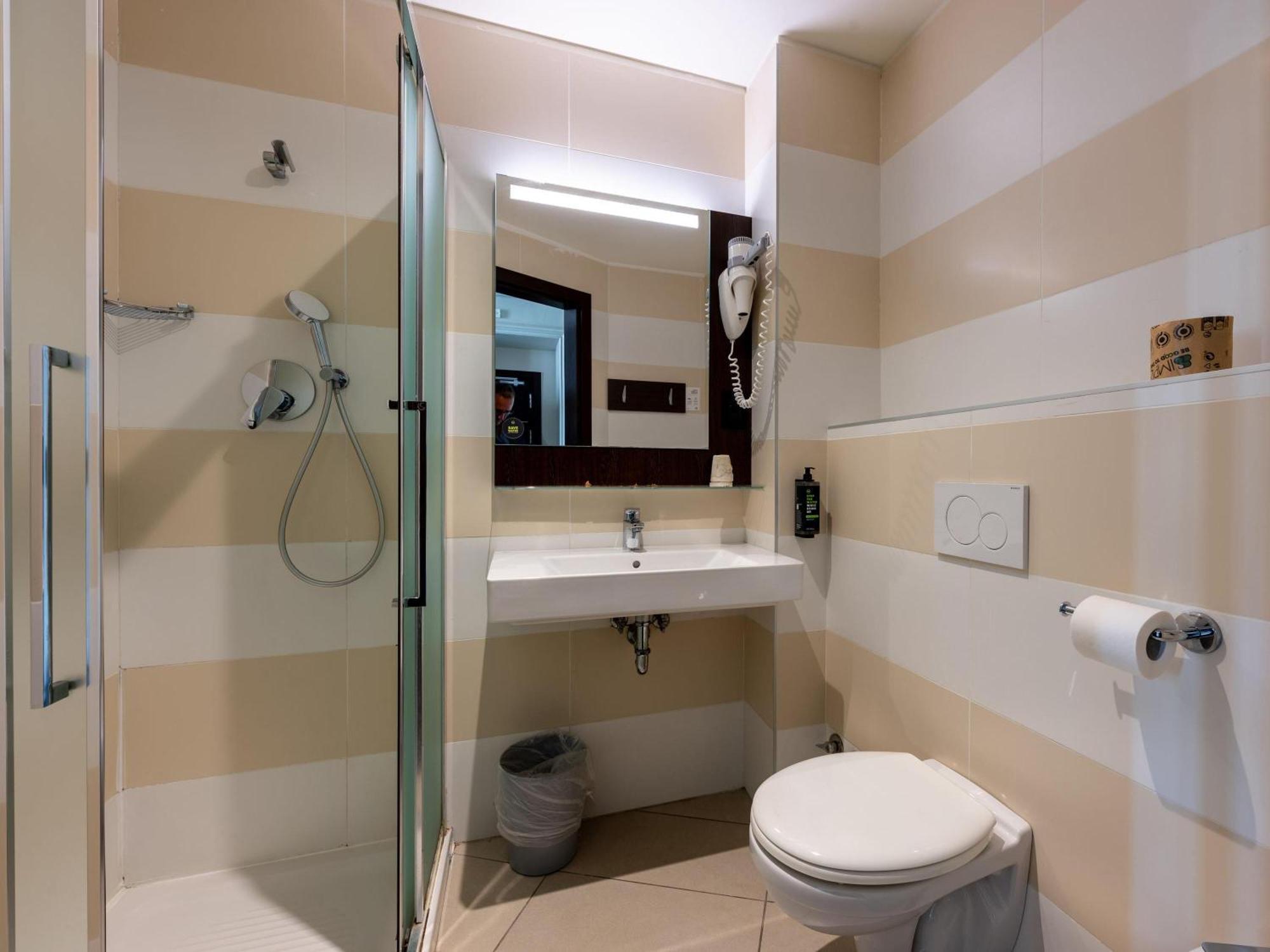 Twin Room,1739511174:JPEG
