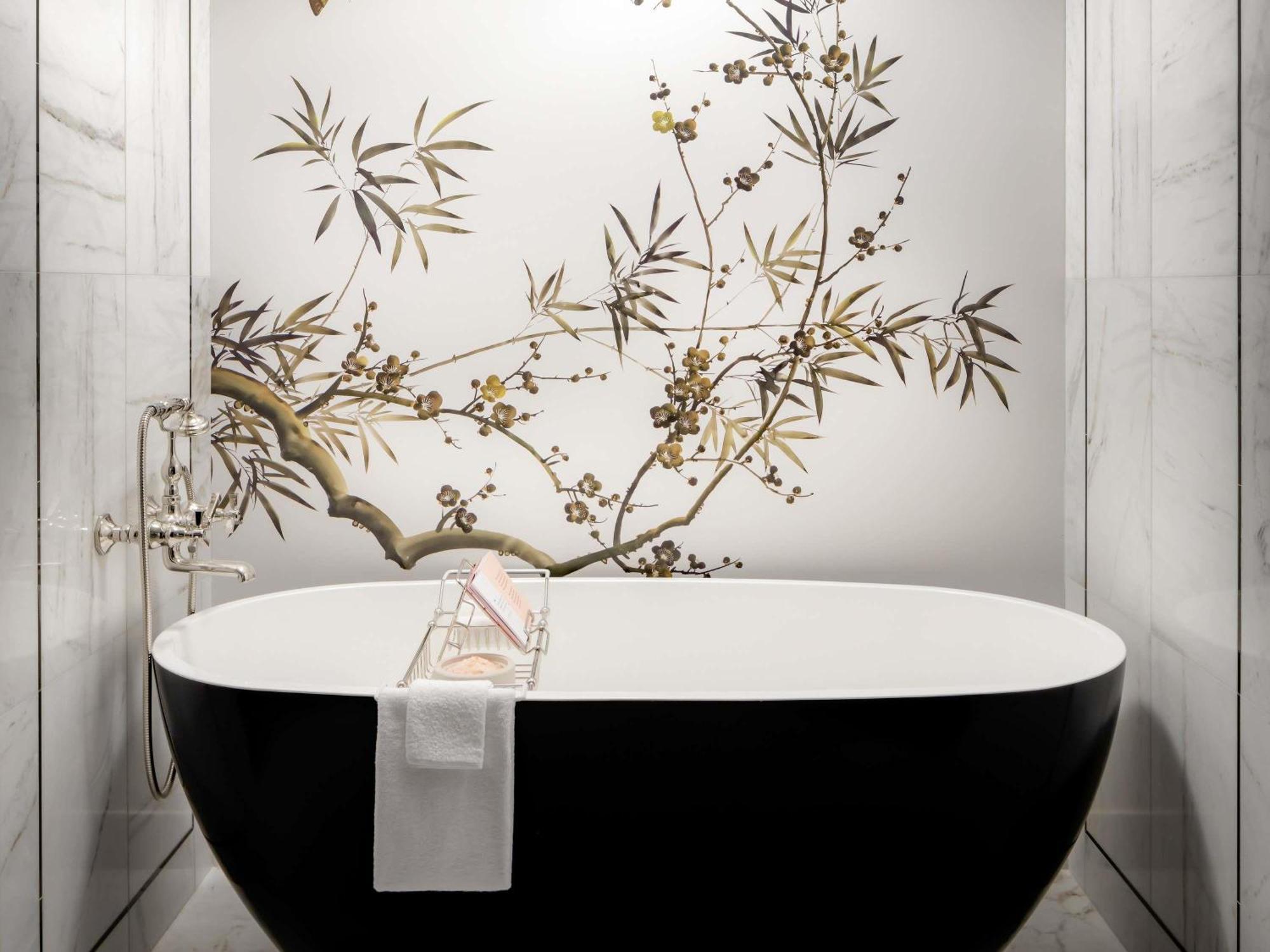 Chambre Lit King-Size Premier avec Douche à Effet Pluie et Baignoire