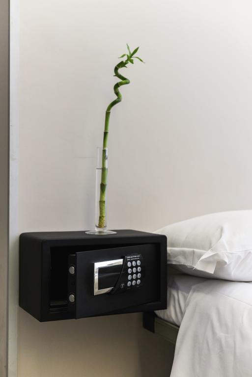 1 Cama en habitación compartida mixta con 6 camas y baño