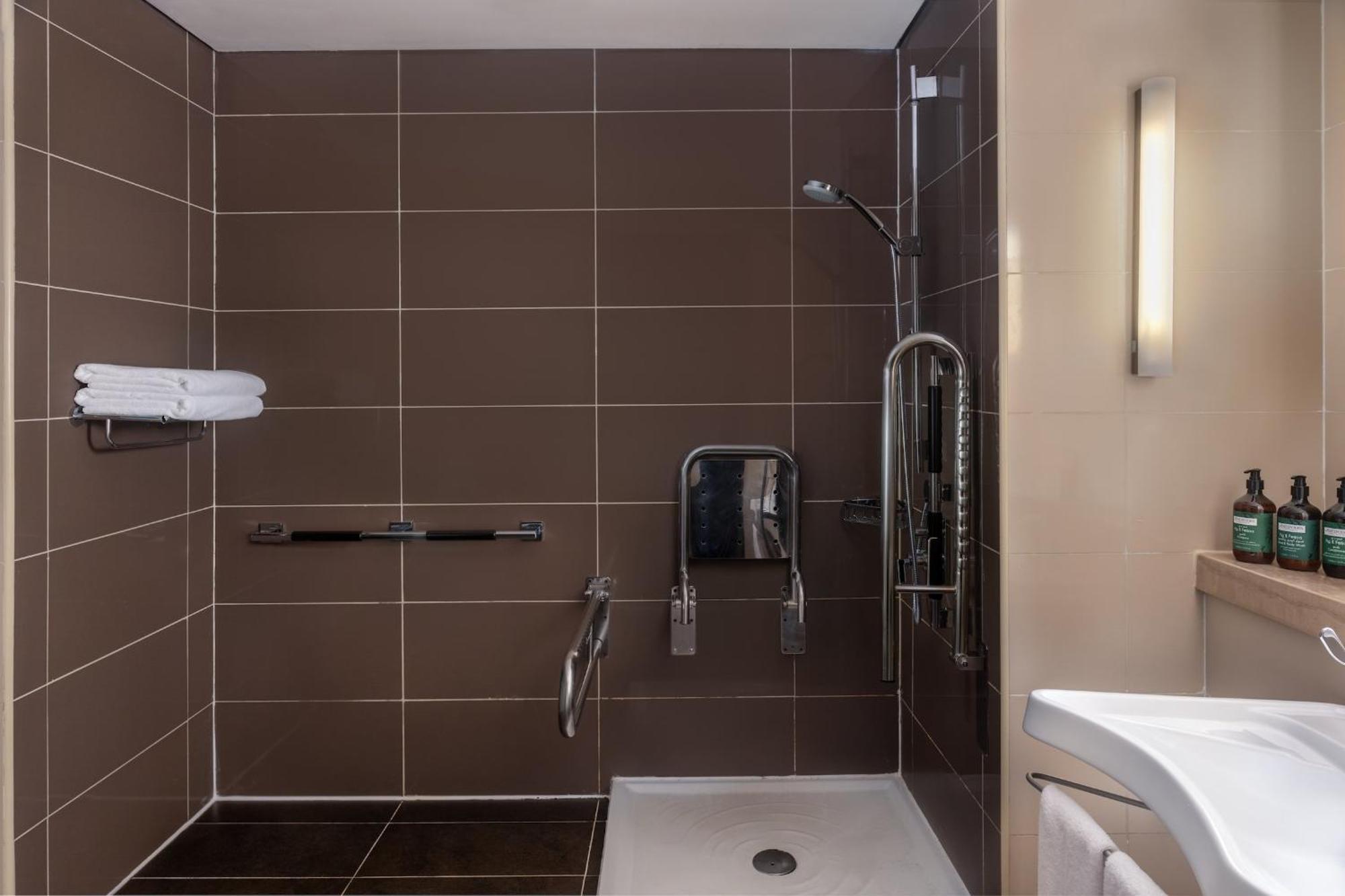 Habitación Deluxe con cama extragrande, vistas al mar y balcón - Acceso al parque temático/accesible