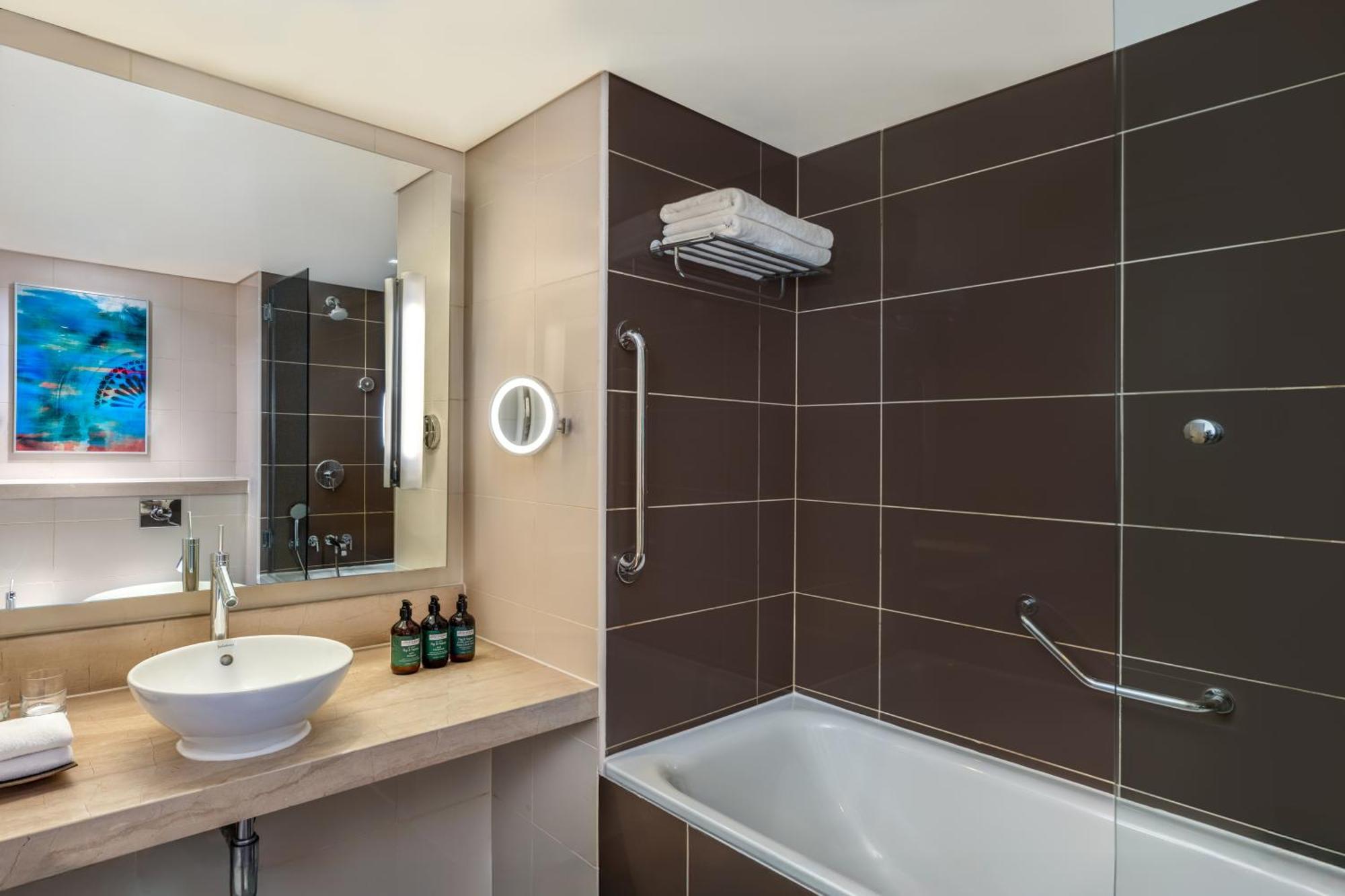 Habitación Deluxe doble con 2 camas, vistas a la plaza y balcón - Acceso al parque temático