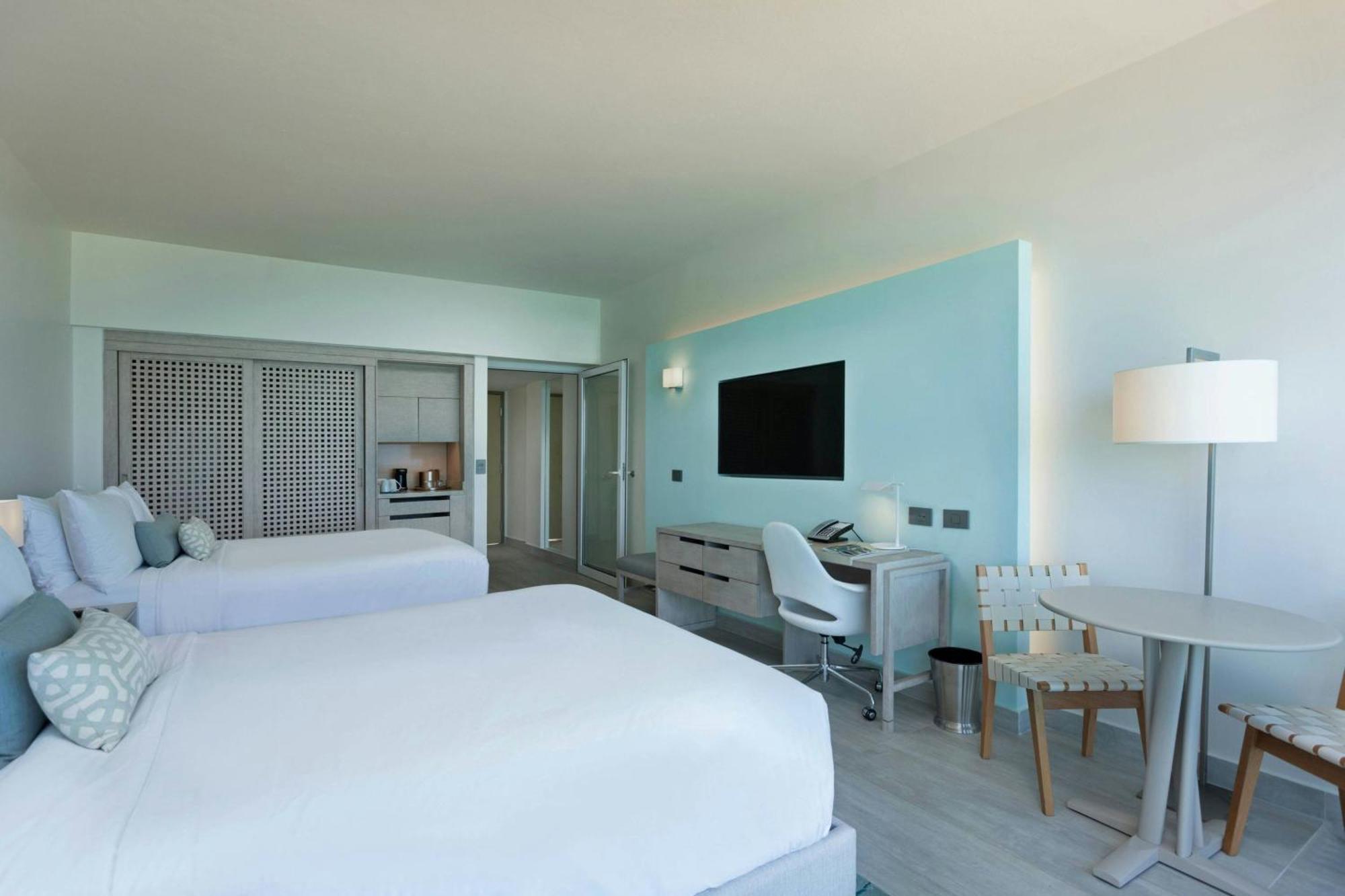 Quarto Duplo Deluxe com 2 Camas de Casal e Vista para o Mar