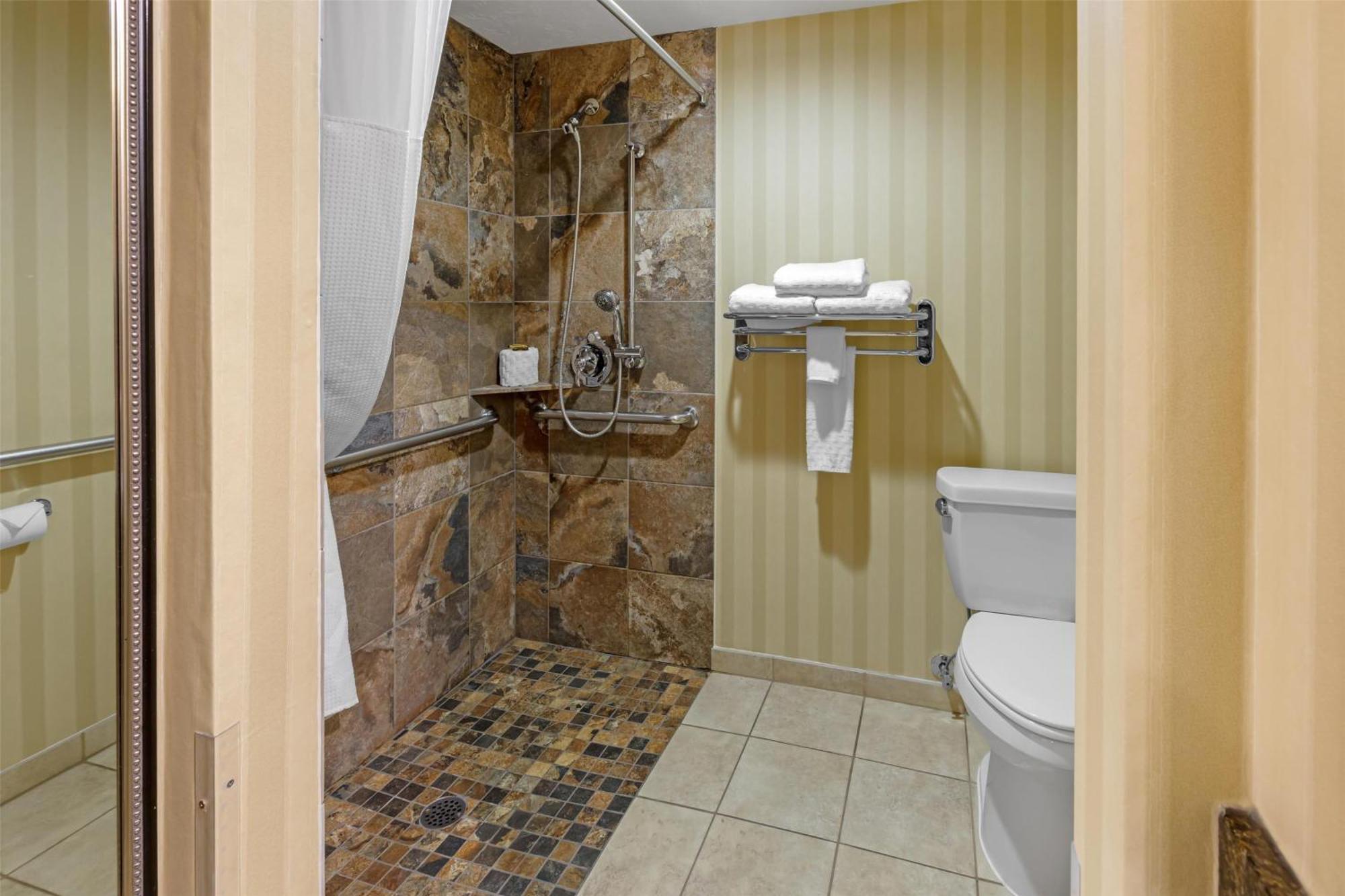 Chambre 2 Lits Queen-Size avec Douche Accessible en Fauteuil Roulant - Accessible aux Personnes à Mobilité Réduite - Non-Fumeurs
